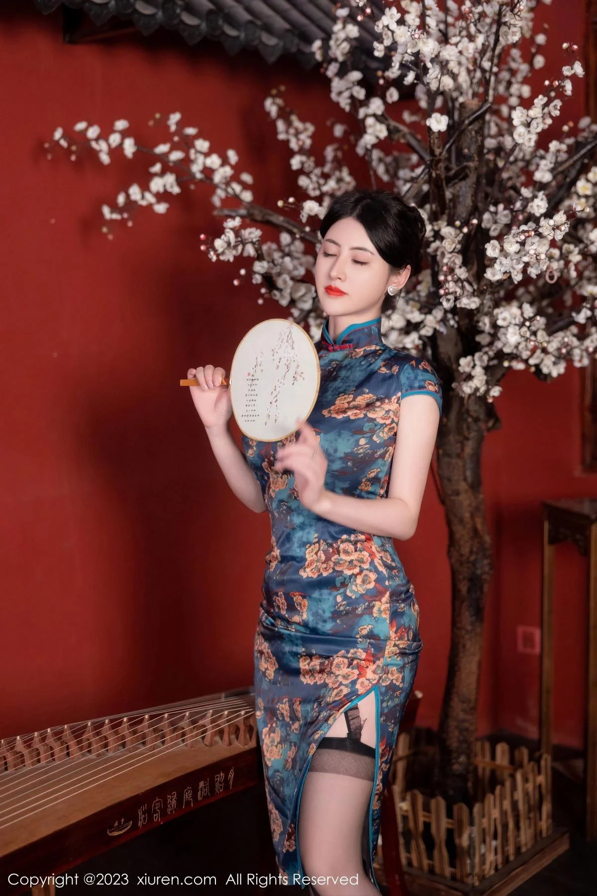 诗诗kiki脱蓝色图纹旗袍露黑色蕾丝内衣配黑丝吊袜绝美写真 第 12 张