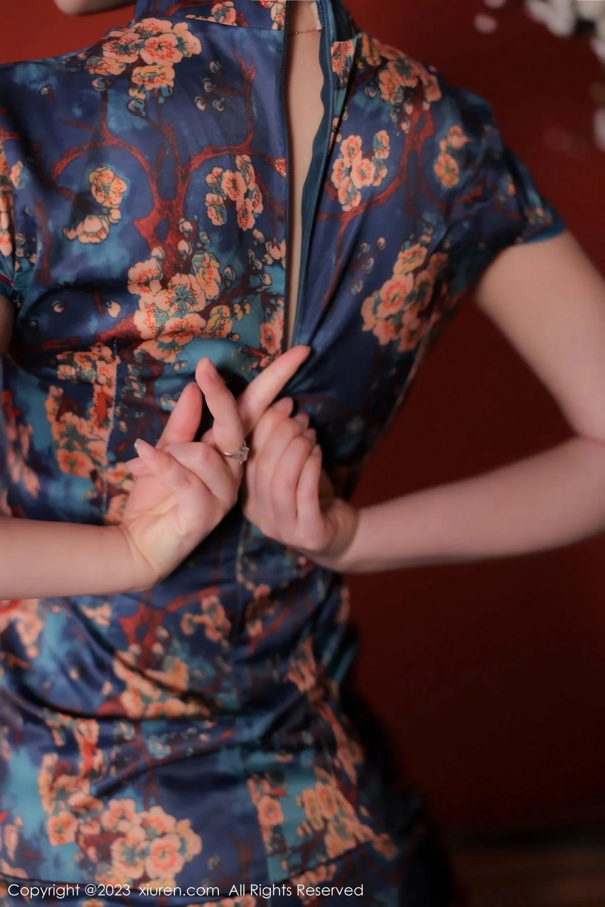 诗诗kiki脱蓝色图纹旗袍露黑色蕾丝内衣配黑丝吊袜绝美写真 第 14 张