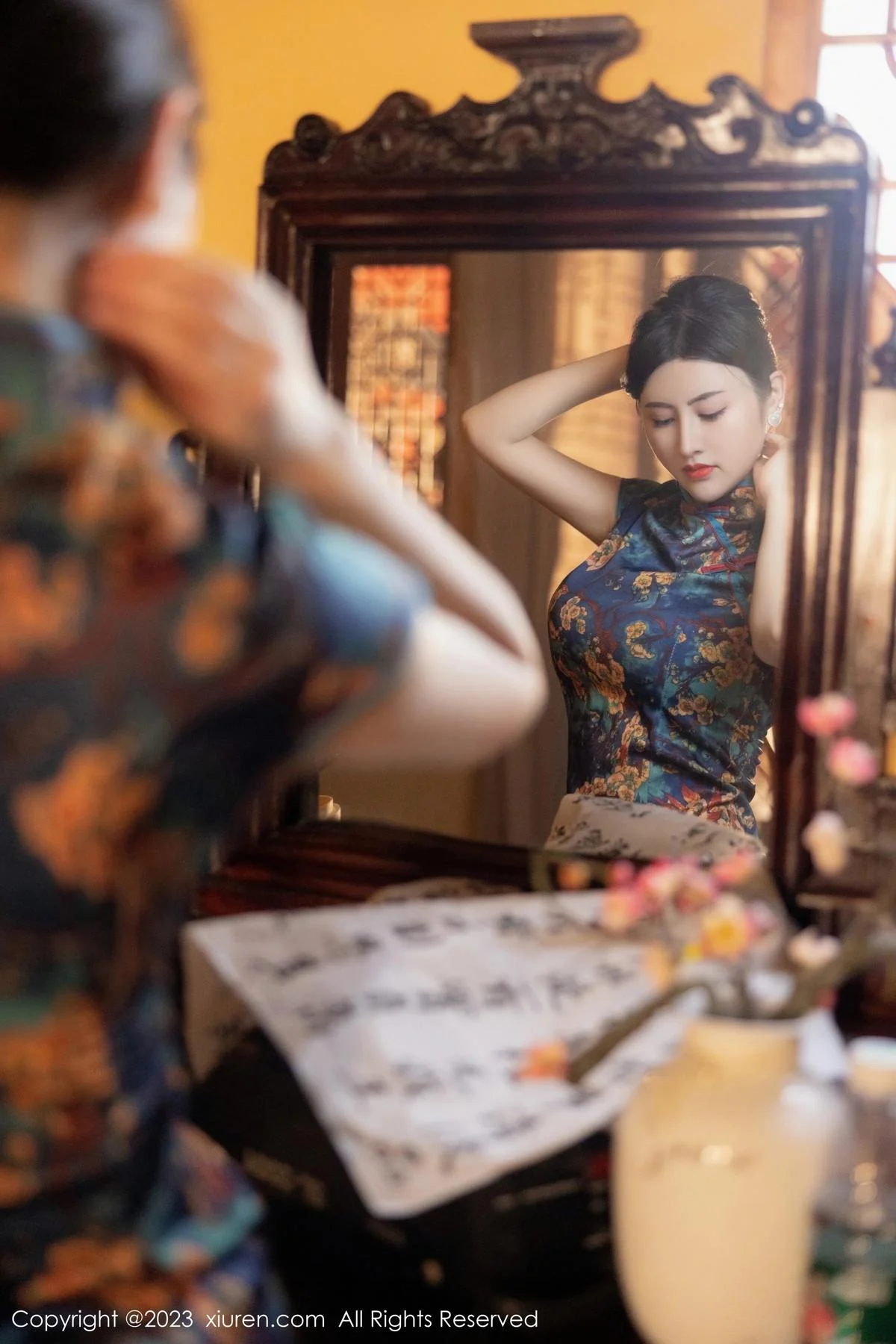 诗诗kiki脱蓝色图纹旗袍露黑色蕾丝内衣配黑丝吊袜绝美写真 第 2 张
