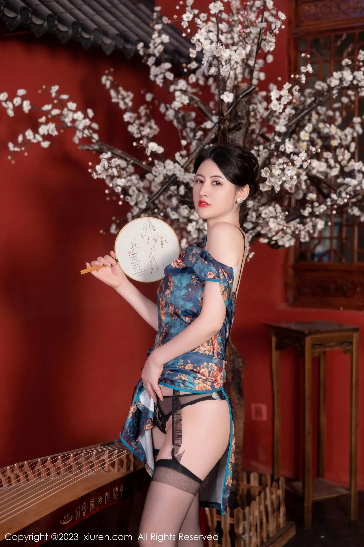 诗诗kiki脱蓝色图纹旗袍露黑色蕾丝内衣配黑丝吊袜绝美写真 第 24 张