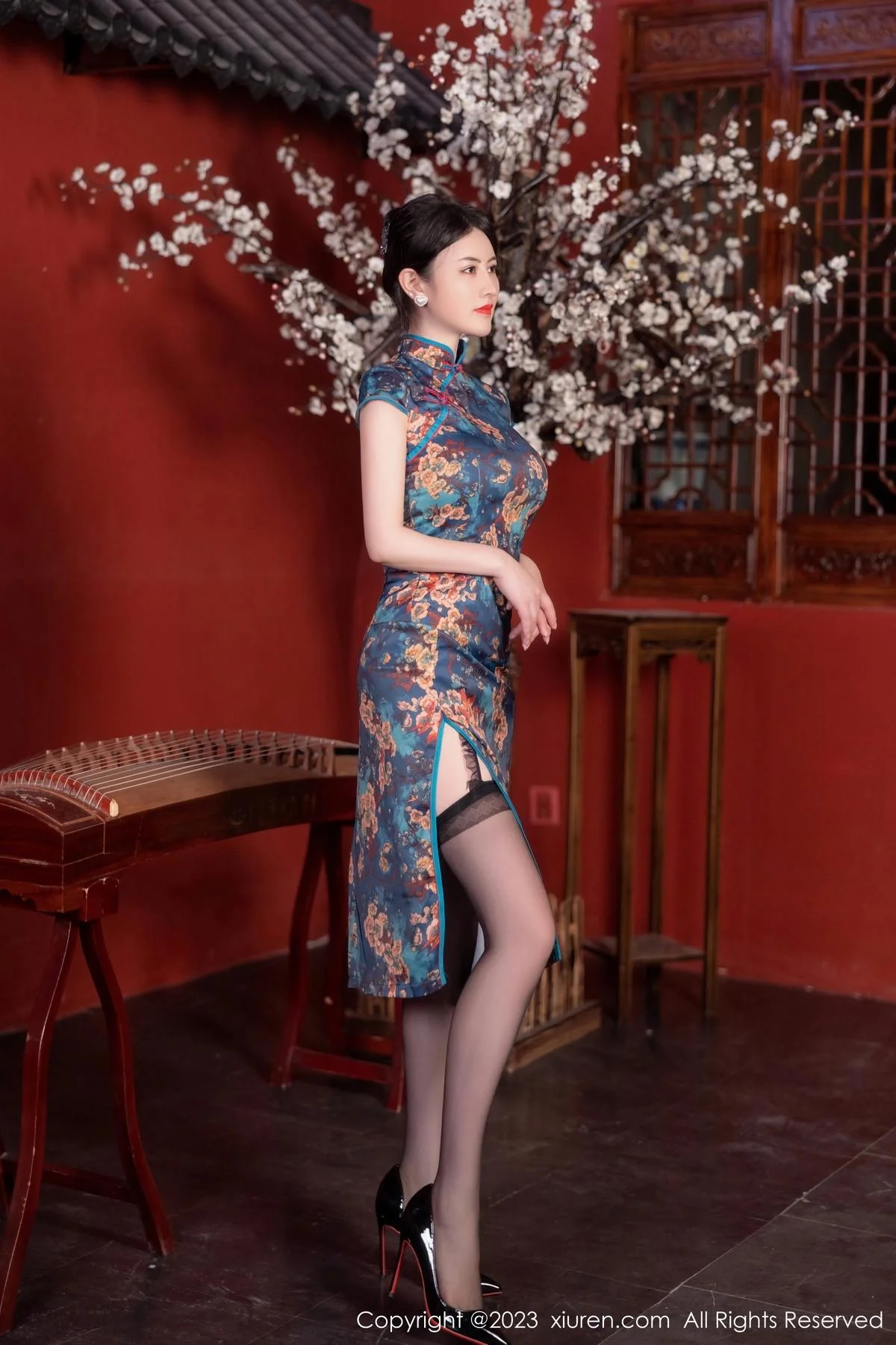 诗诗kiki脱蓝色图纹旗袍露黑色蕾丝内衣配黑丝吊袜绝美写真 第 3 张