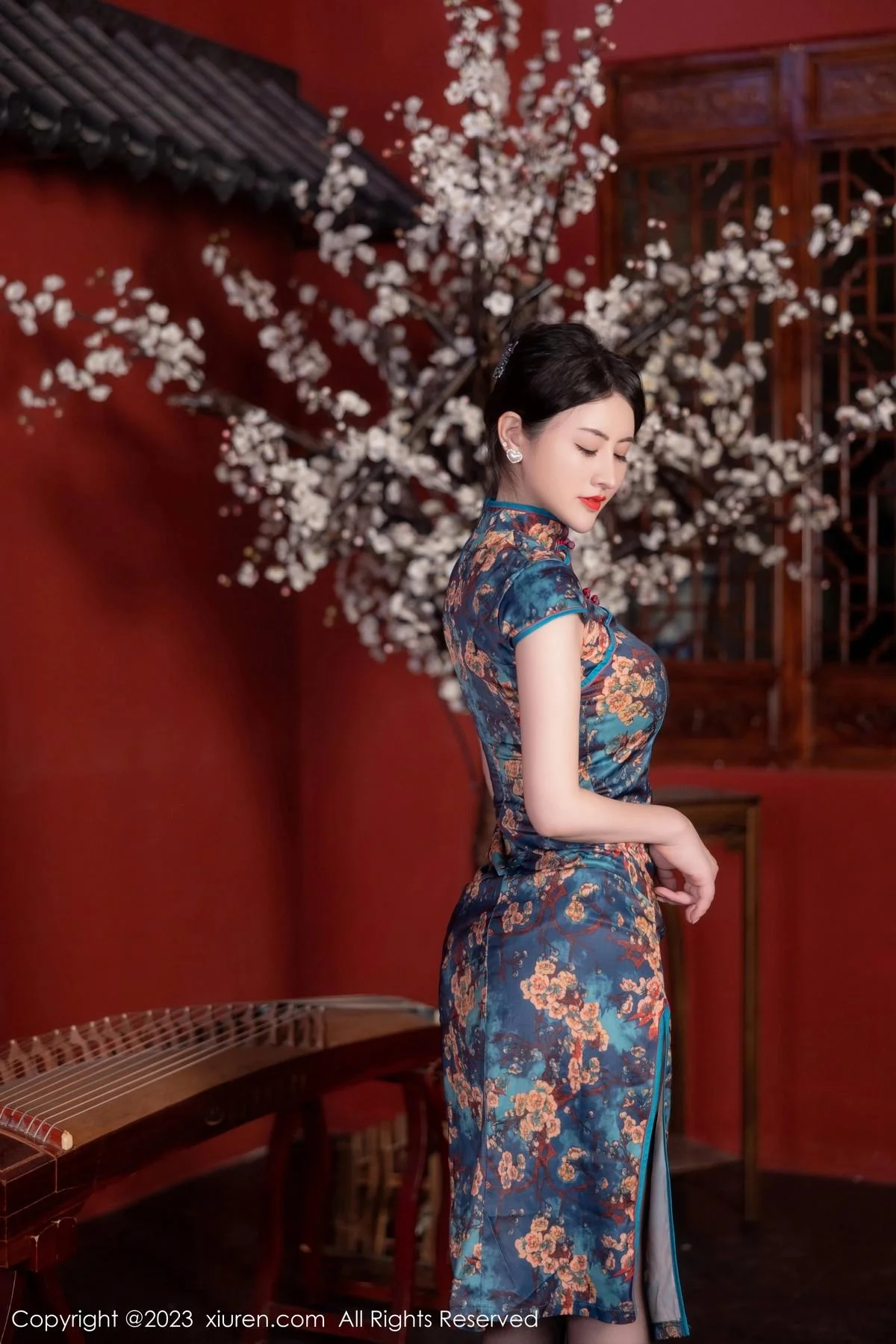 诗诗kiki脱蓝色图纹旗袍露黑色蕾丝内衣配黑丝吊袜绝美写真 第 4 张