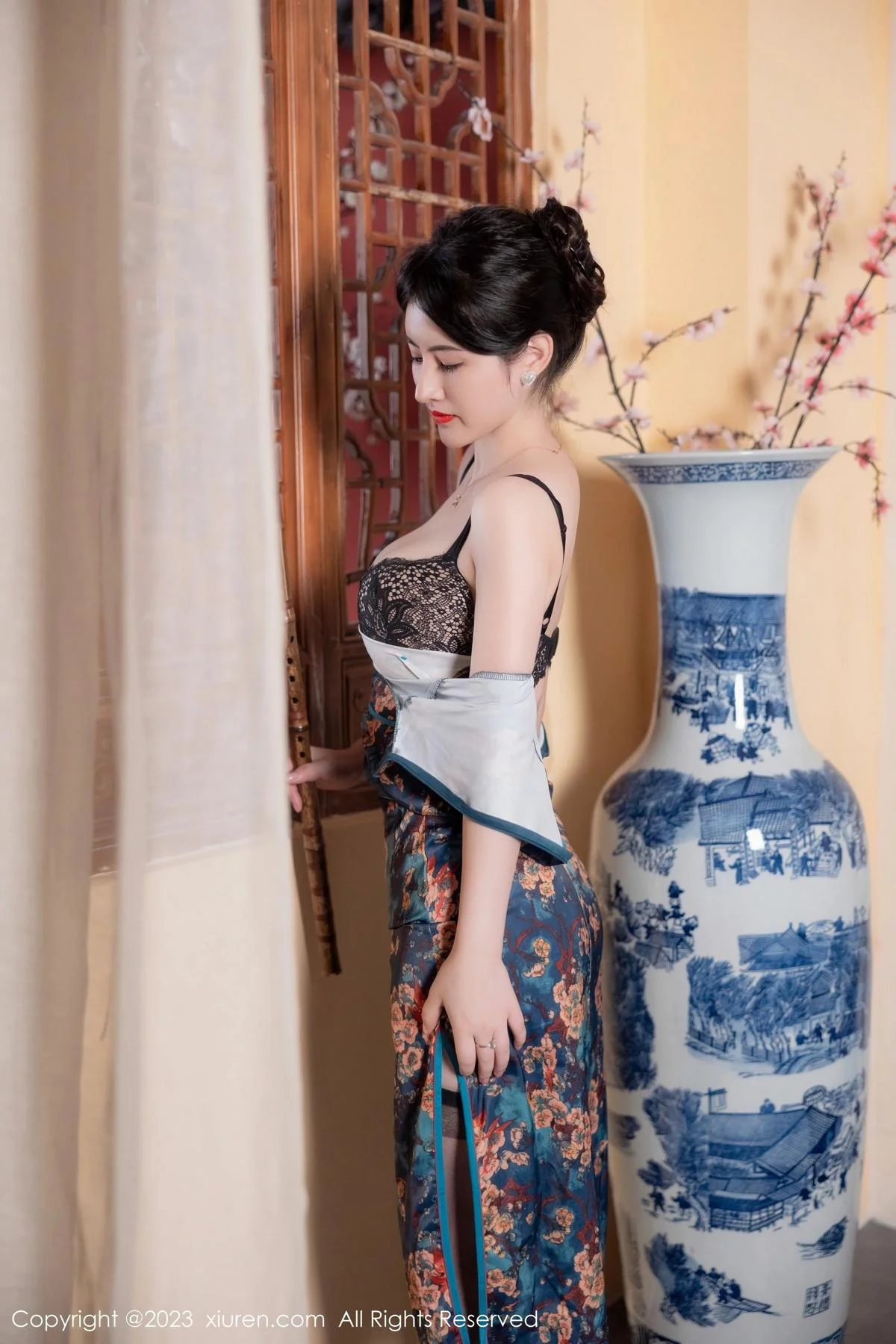 诗诗kiki脱蓝色图纹旗袍露黑色蕾丝内衣配黑丝吊袜绝美写真 第 40 张