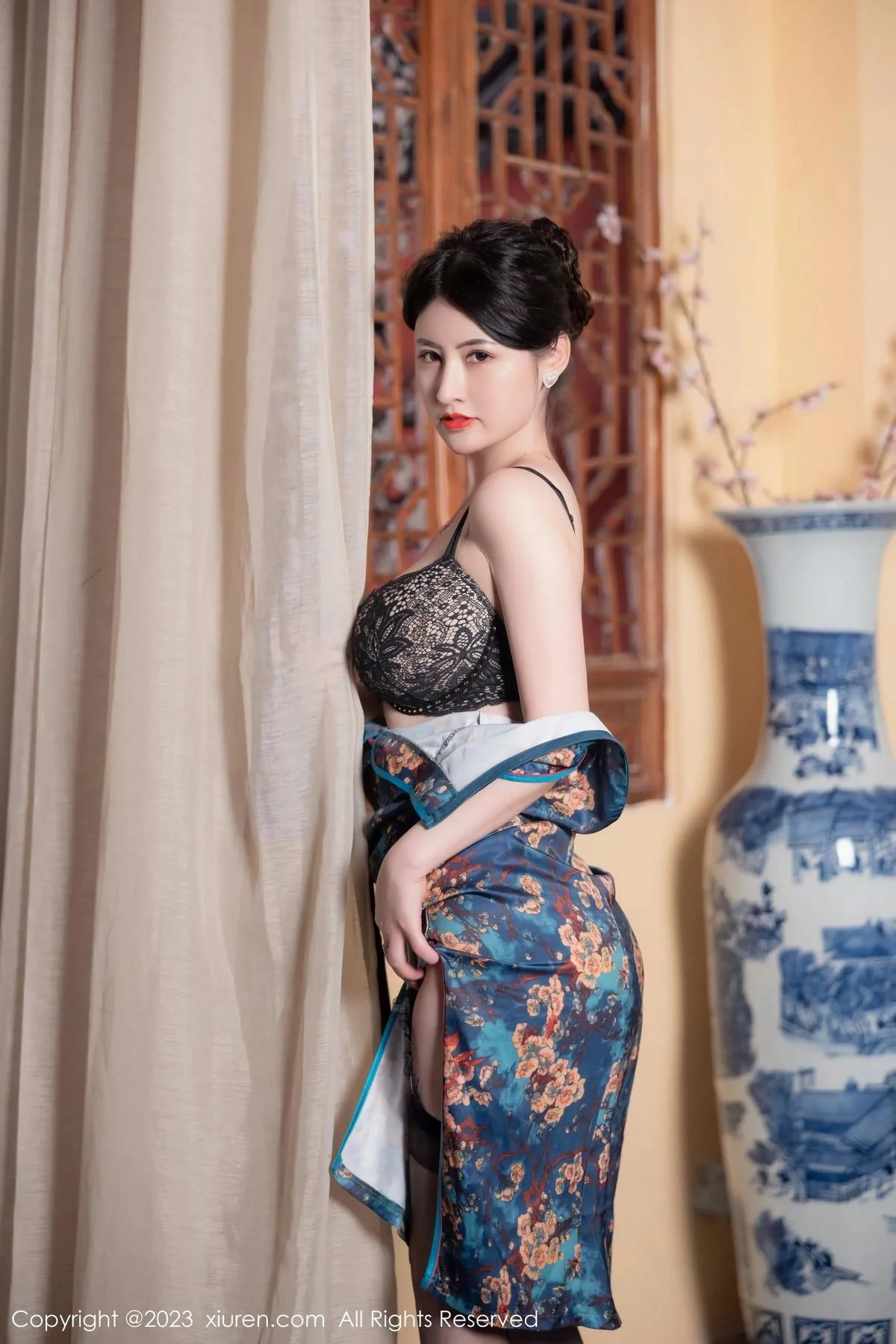 诗诗kiki脱蓝色图纹旗袍露黑色蕾丝内衣配黑丝吊袜绝美写真 第 46 张