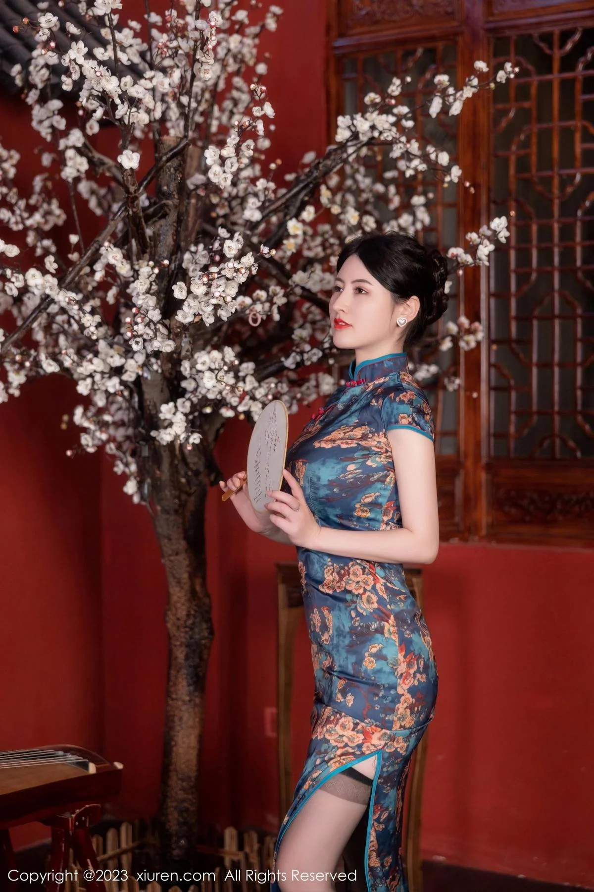 诗诗kiki脱蓝色图纹旗袍露黑色蕾丝内衣配黑丝吊袜绝美写真 第 5 张