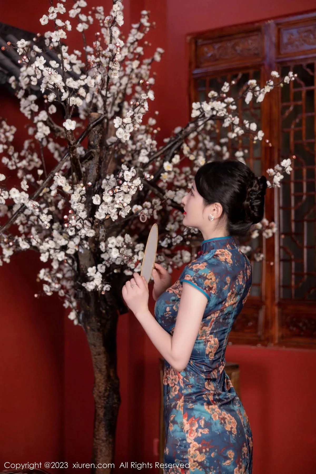 诗诗kiki脱蓝色图纹旗袍露黑色蕾丝内衣配黑丝吊袜绝美写真 第 7 张