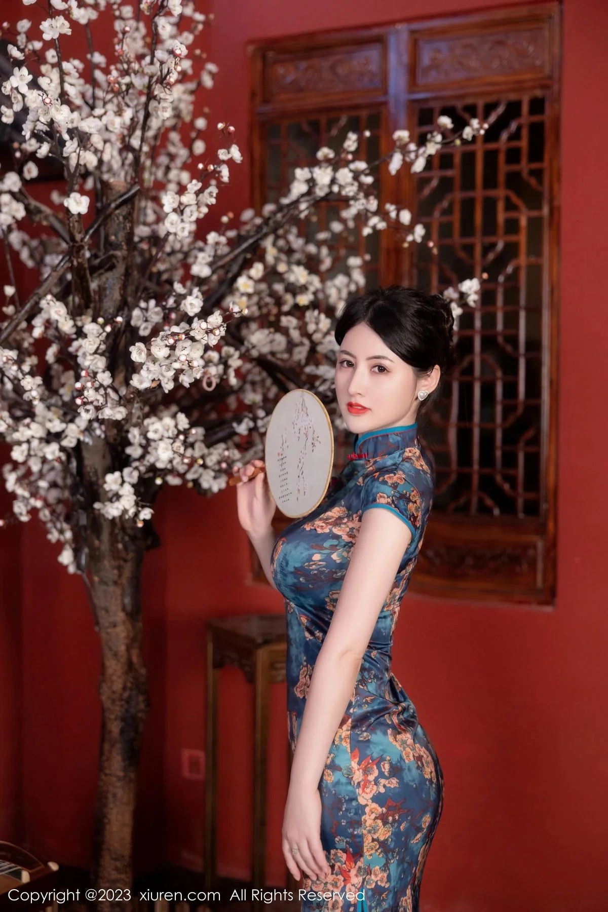 诗诗kiki脱蓝色图纹旗袍露黑色蕾丝内衣配黑丝吊袜绝美写真 第 8 张