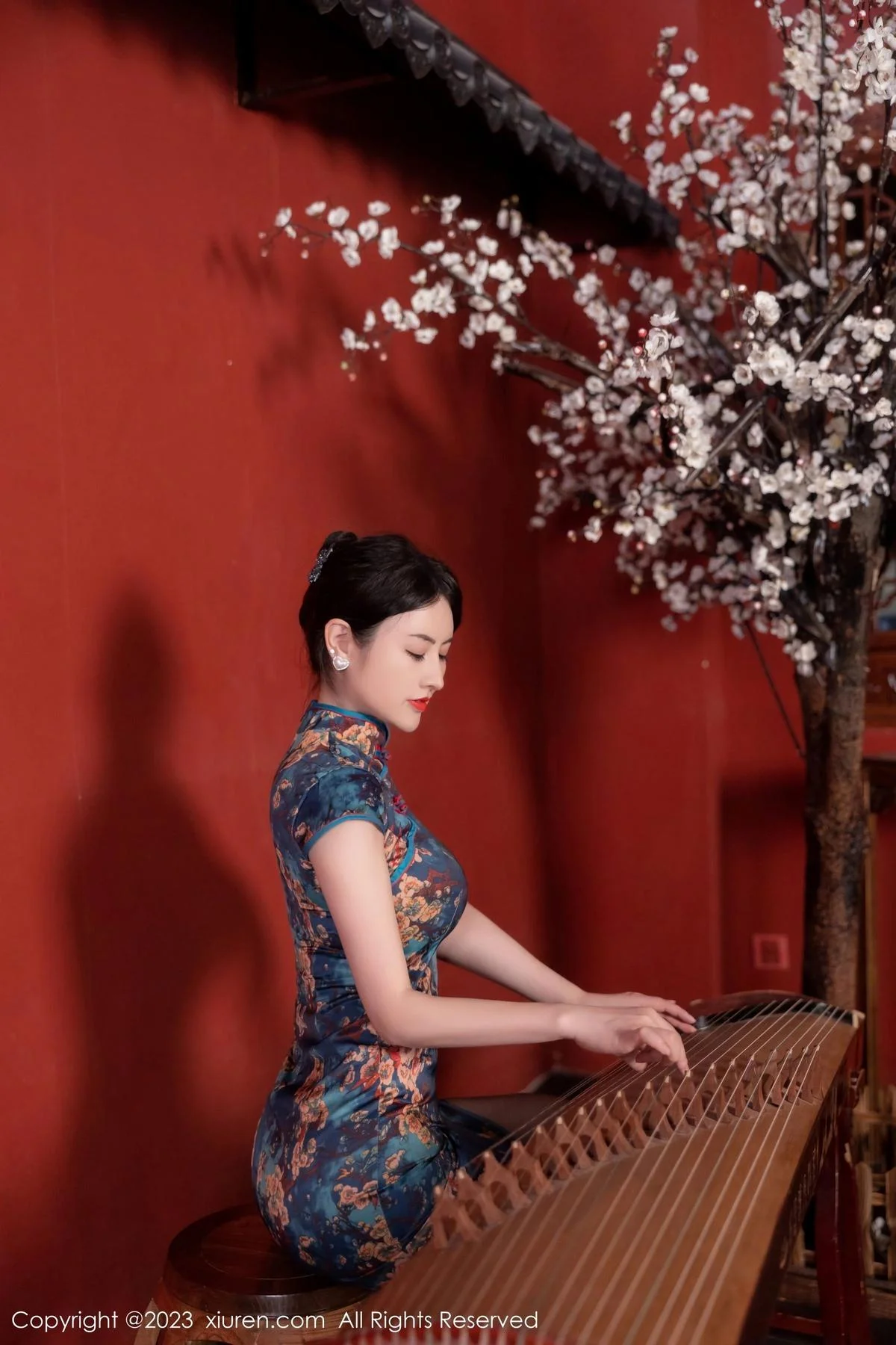 诗诗kiki脱蓝色图纹旗袍露黑色蕾丝内衣配黑丝吊袜绝美写真 第 9 张
