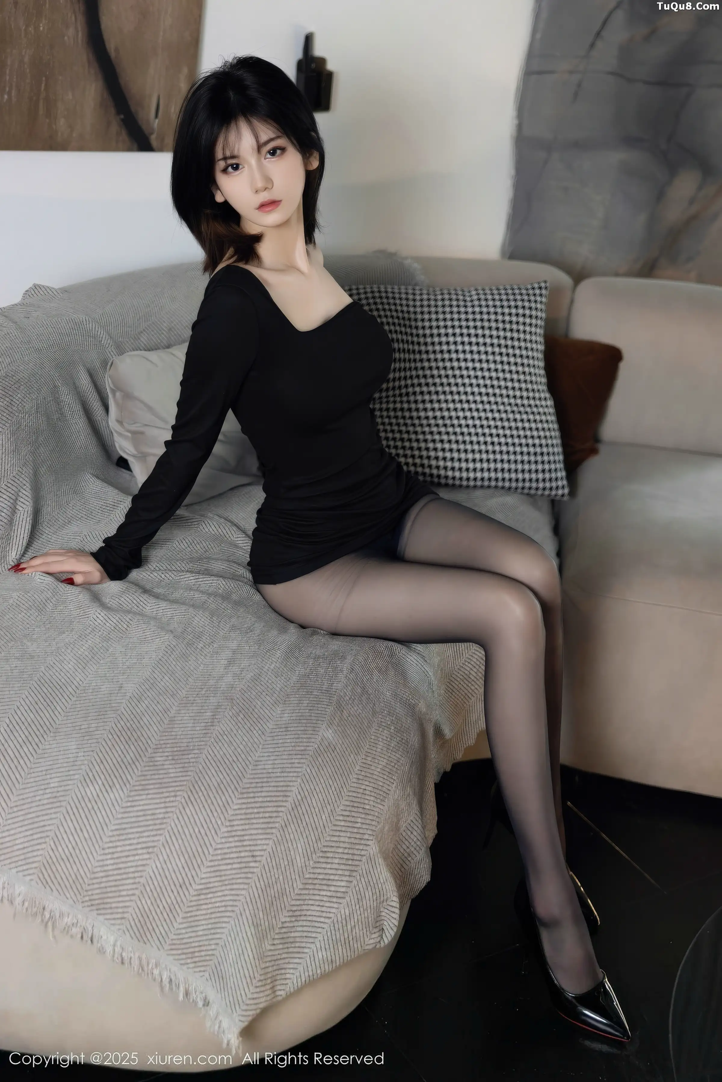 凌七七性感黑色连衣短裙配超薄黑丝秀曼妙身材迷人绝美写真 第 12 张
