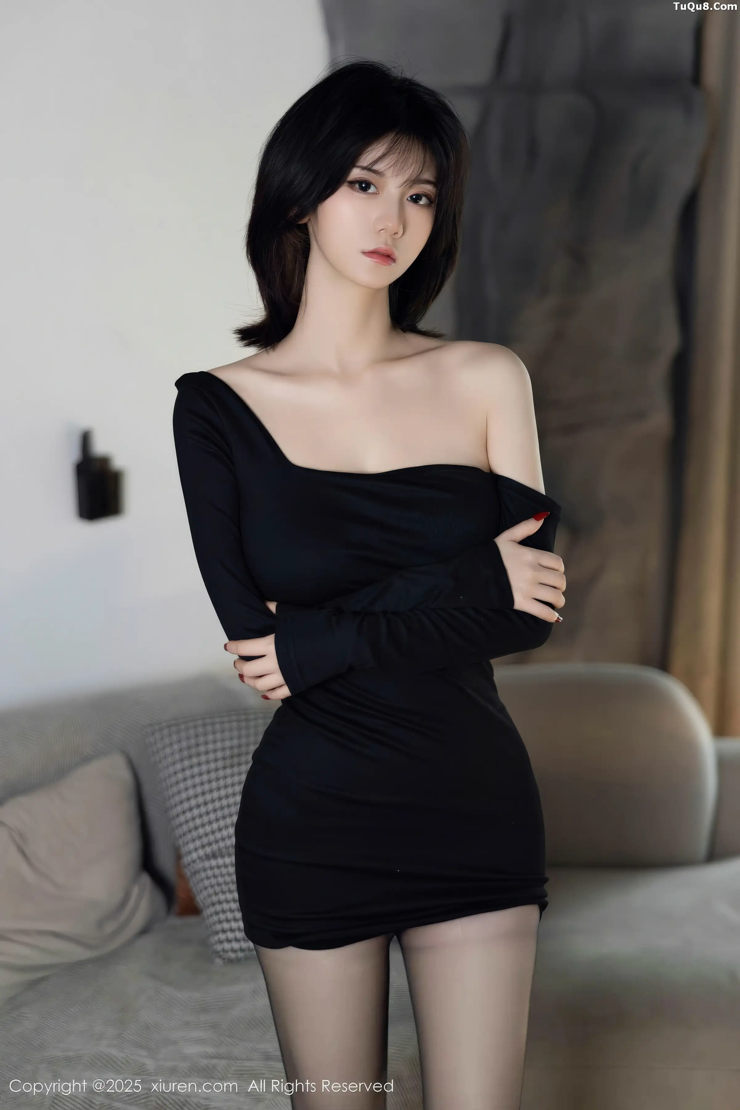 凌七七性感黑色连衣短裙配超薄黑丝秀曼妙身材迷人绝美写真 第 2 张