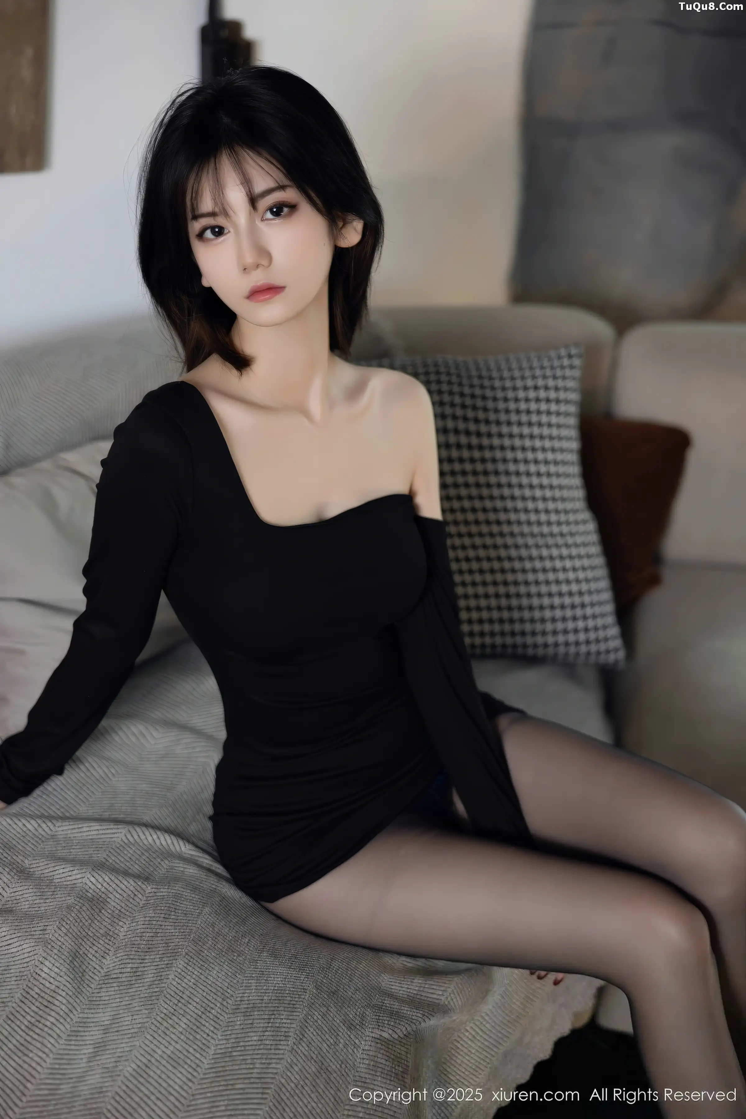 凌七七性感黑色连衣短裙配超薄黑丝秀曼妙身材迷人绝美写真 第 7 张