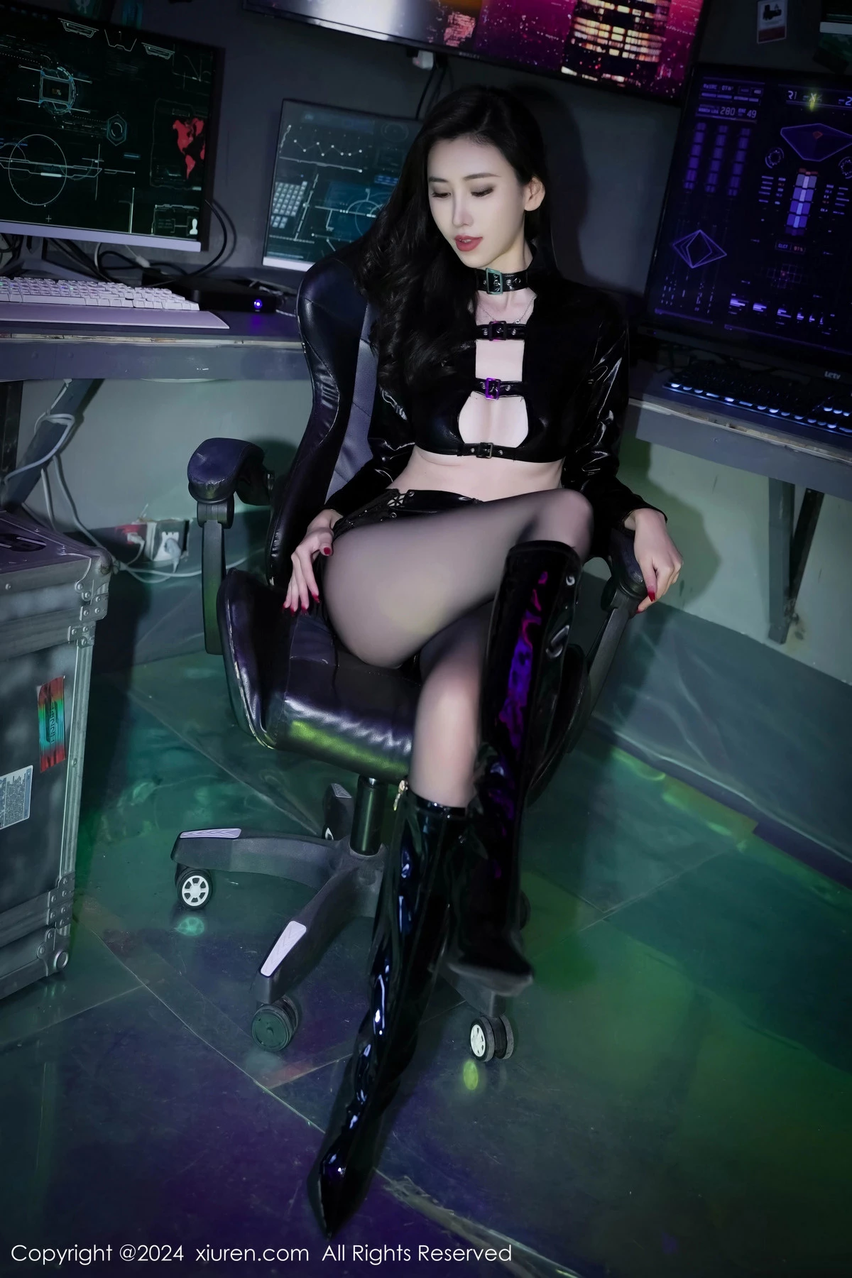 章芃芃黑色皮质服饰配黑皮短裙露超薄黑丝秀美腿绝美写真 第 14 张