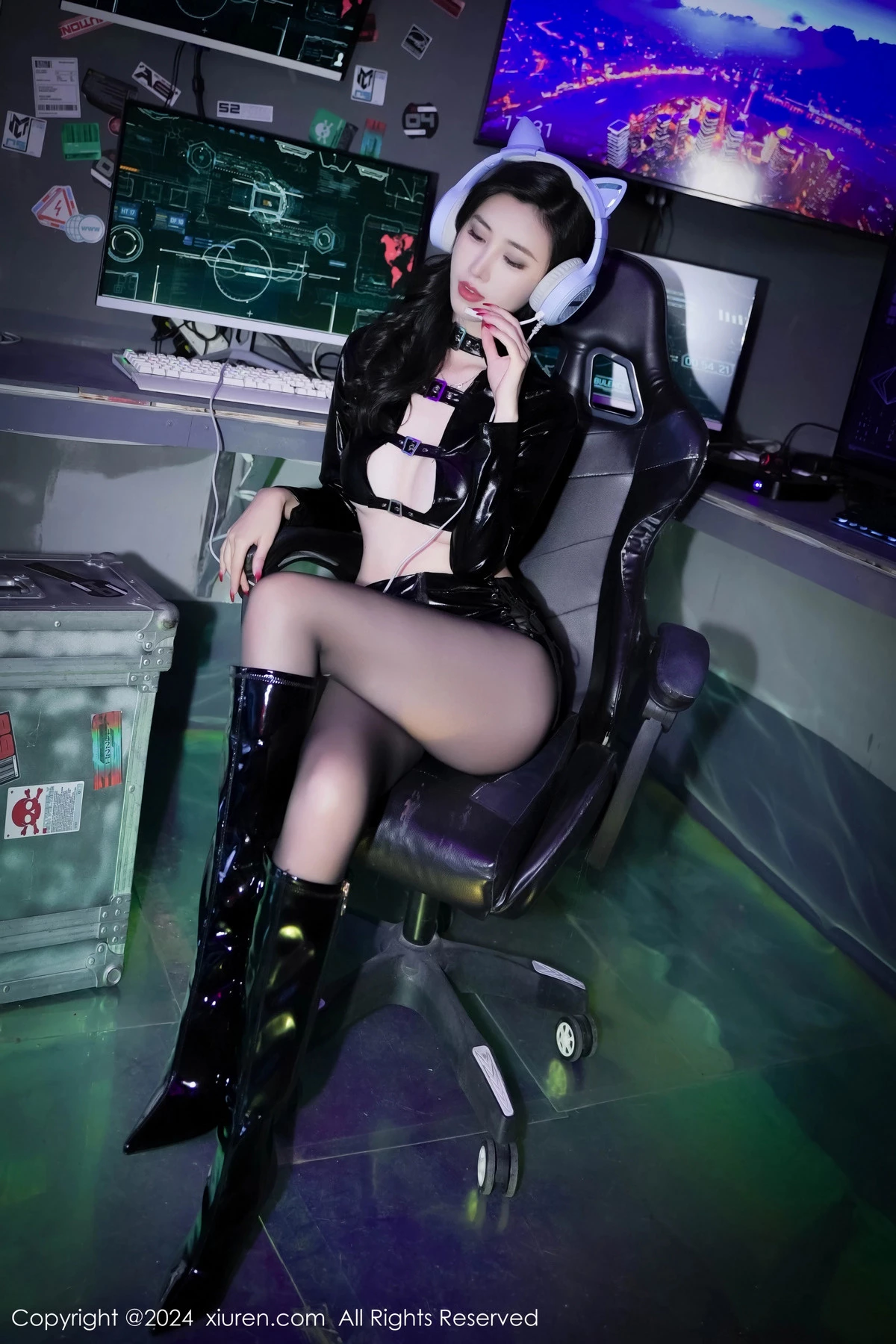 章芃芃黑色皮质服饰配黑皮短裙露超薄黑丝秀美腿绝美写真 第 22 张
