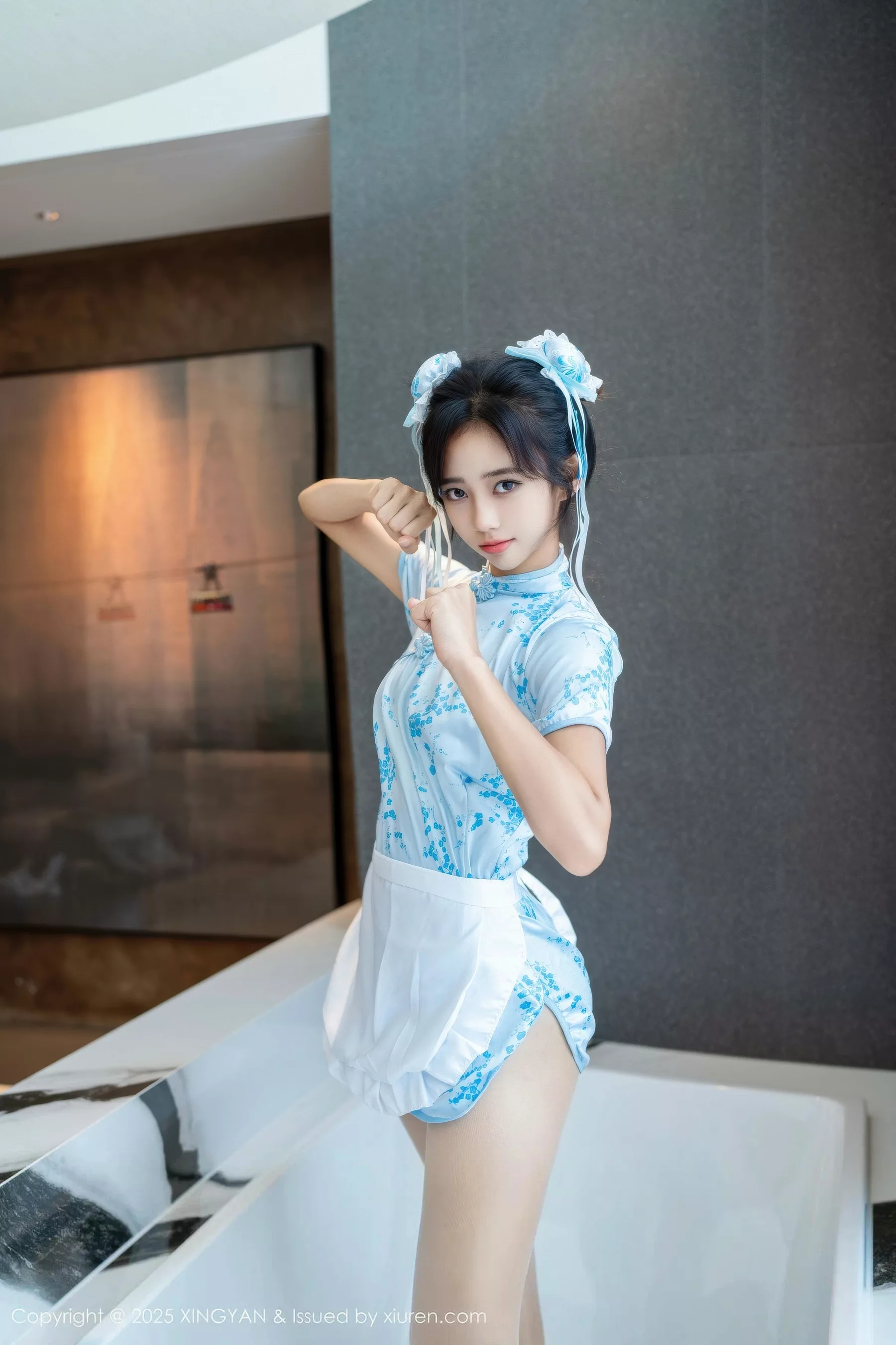 时安安性感蓝色短旗袍配白色丝袜秀柔美身材撩人绝美写真 第 1 张