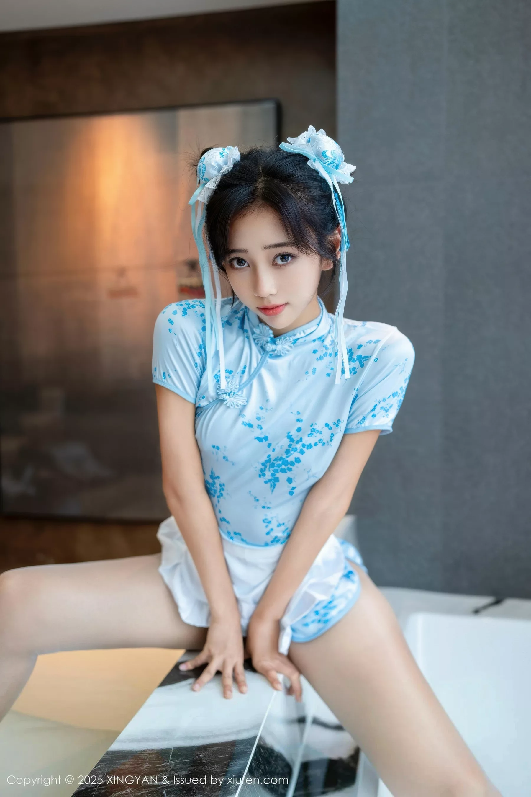 时安安性感蓝色短旗袍配白色丝袜秀柔美身材撩人绝美写真 第 12 张