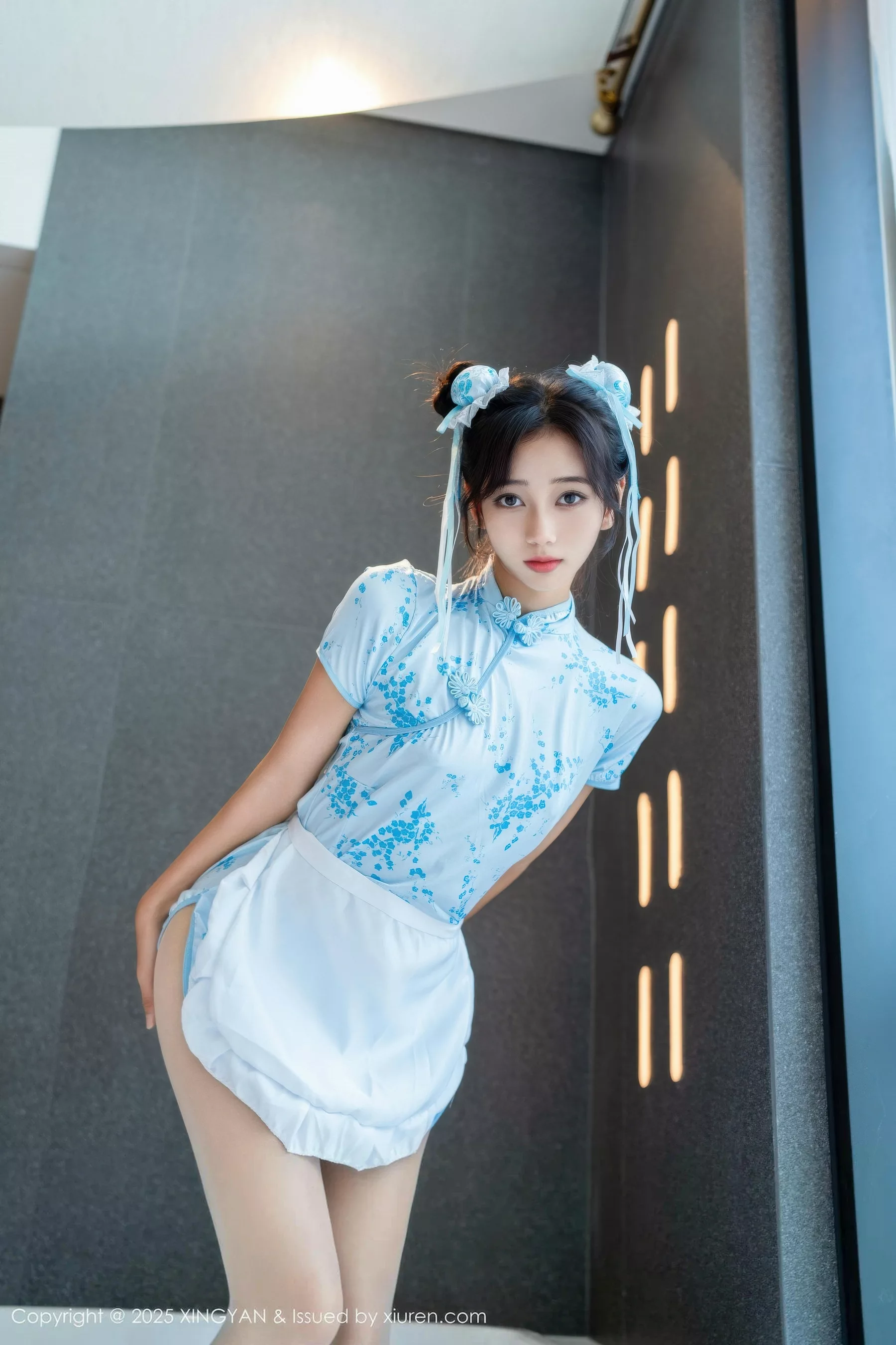时安安性感蓝色短旗袍配白色丝袜秀柔美身材撩人绝美写真 第 25 张
