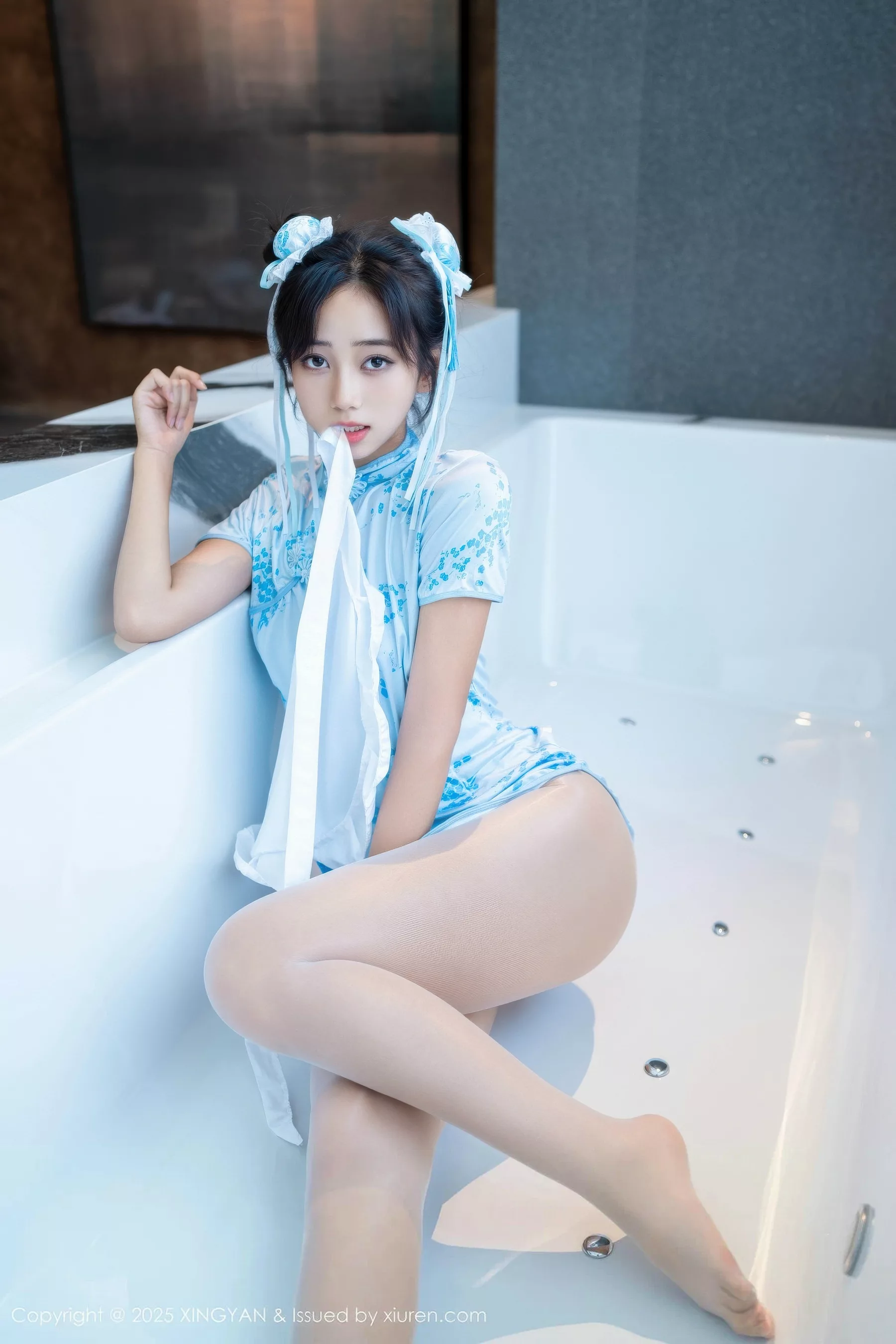 时安安性感蓝色短旗袍配白色丝袜秀柔美身材撩人绝美写真 第 49 张