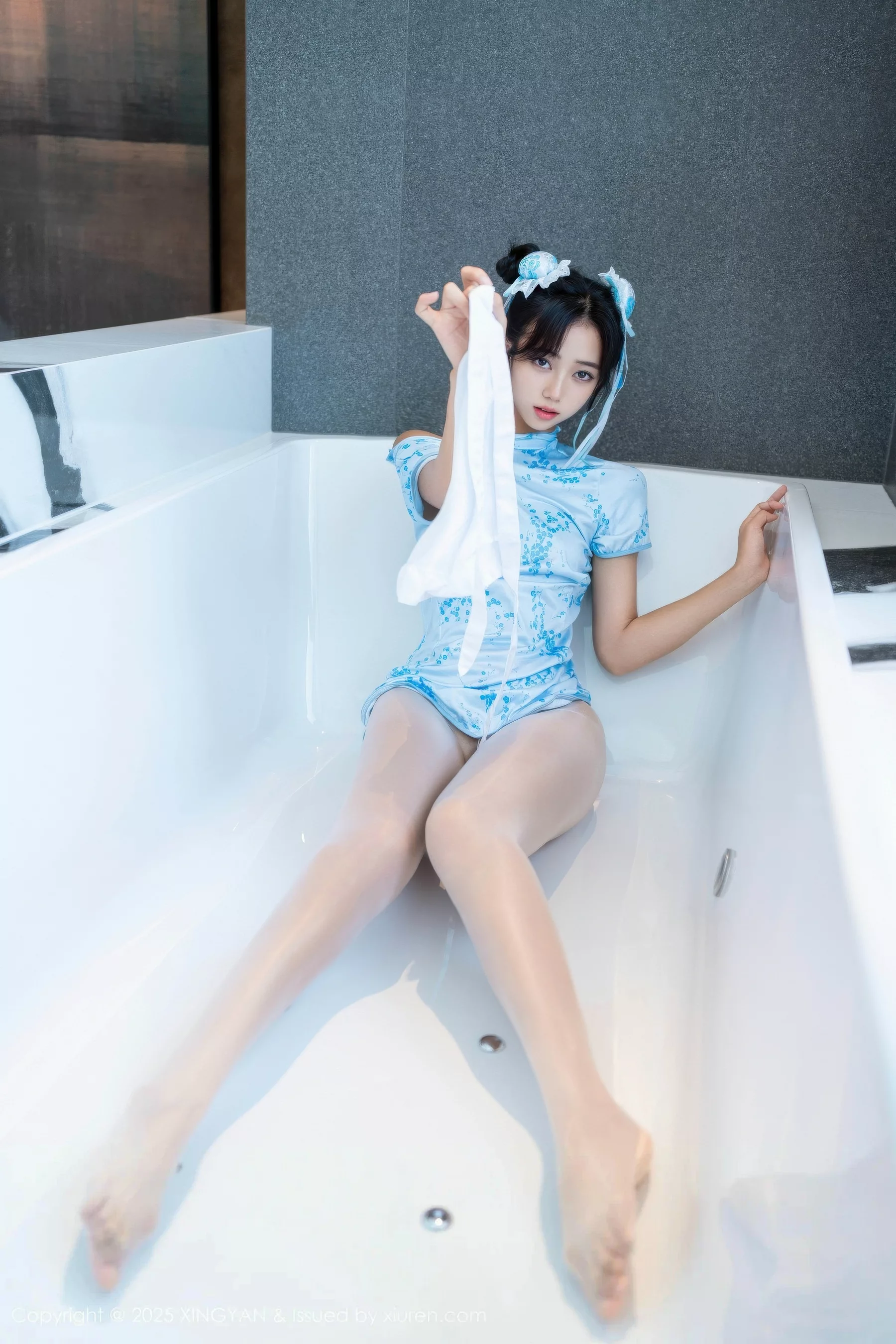 时安安性感蓝色短旗袍配白色丝袜秀柔美身材撩人绝美写真 第 54 张