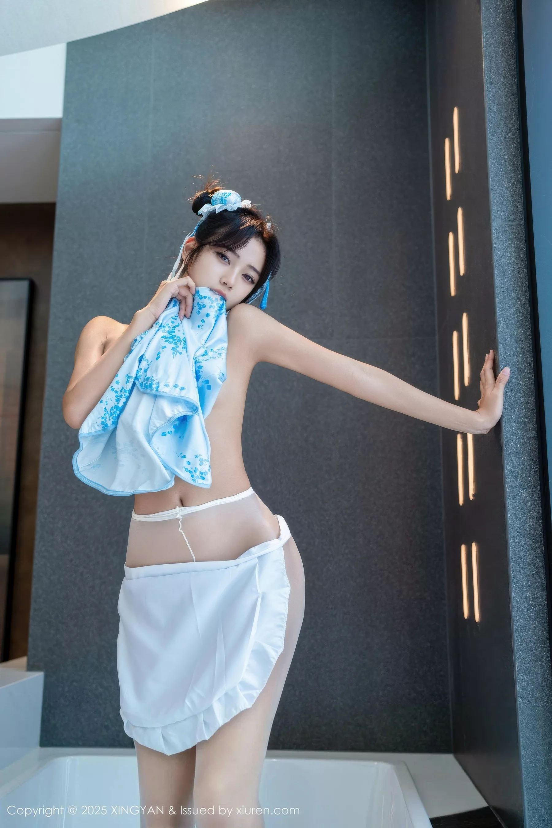 时安安性感蓝色短旗袍配白色丝袜秀柔美身材撩人绝美写真 第 76 张