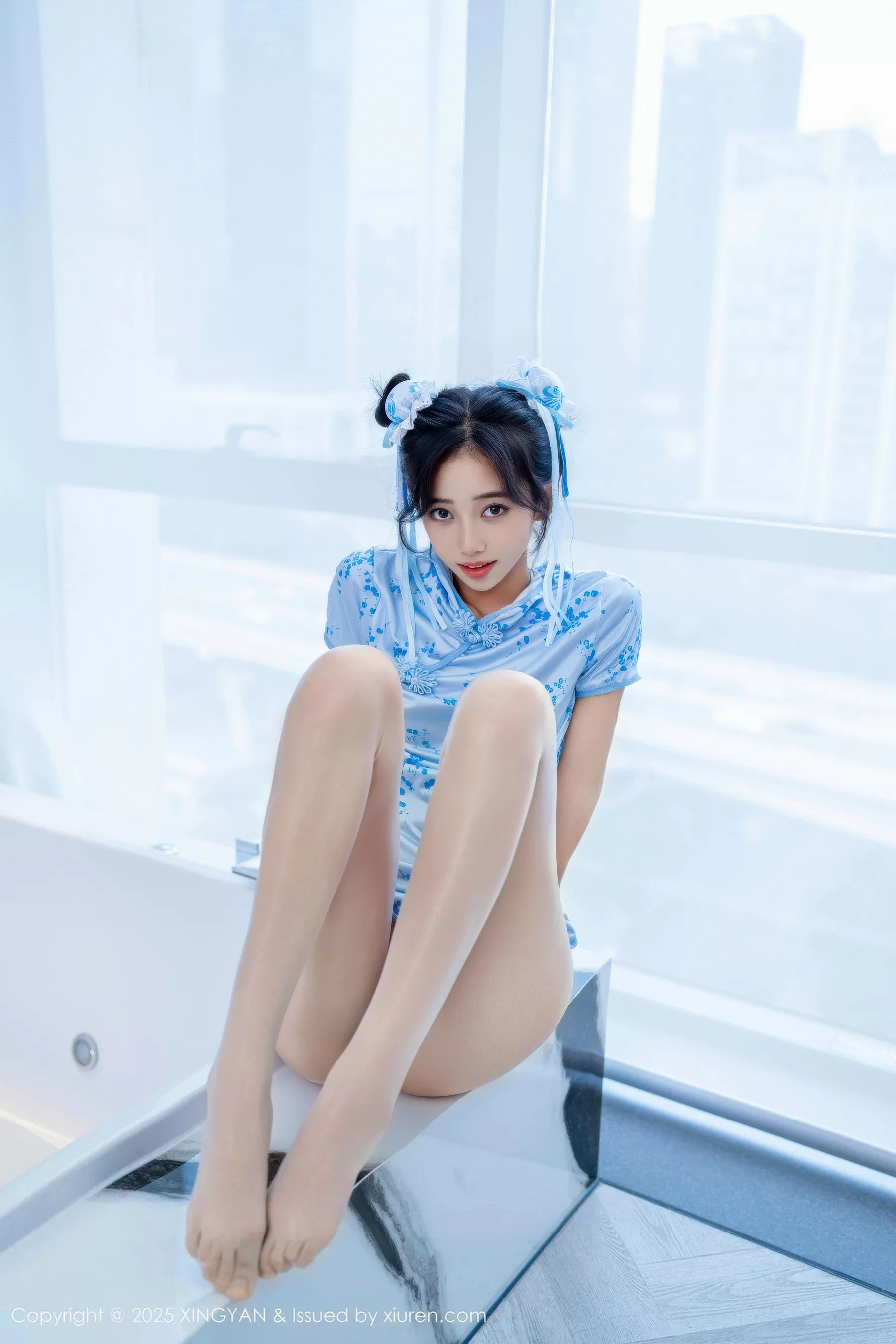 时安安性感蓝色短旗袍配白色丝袜秀柔美身材撩人绝美写真 第 98 张