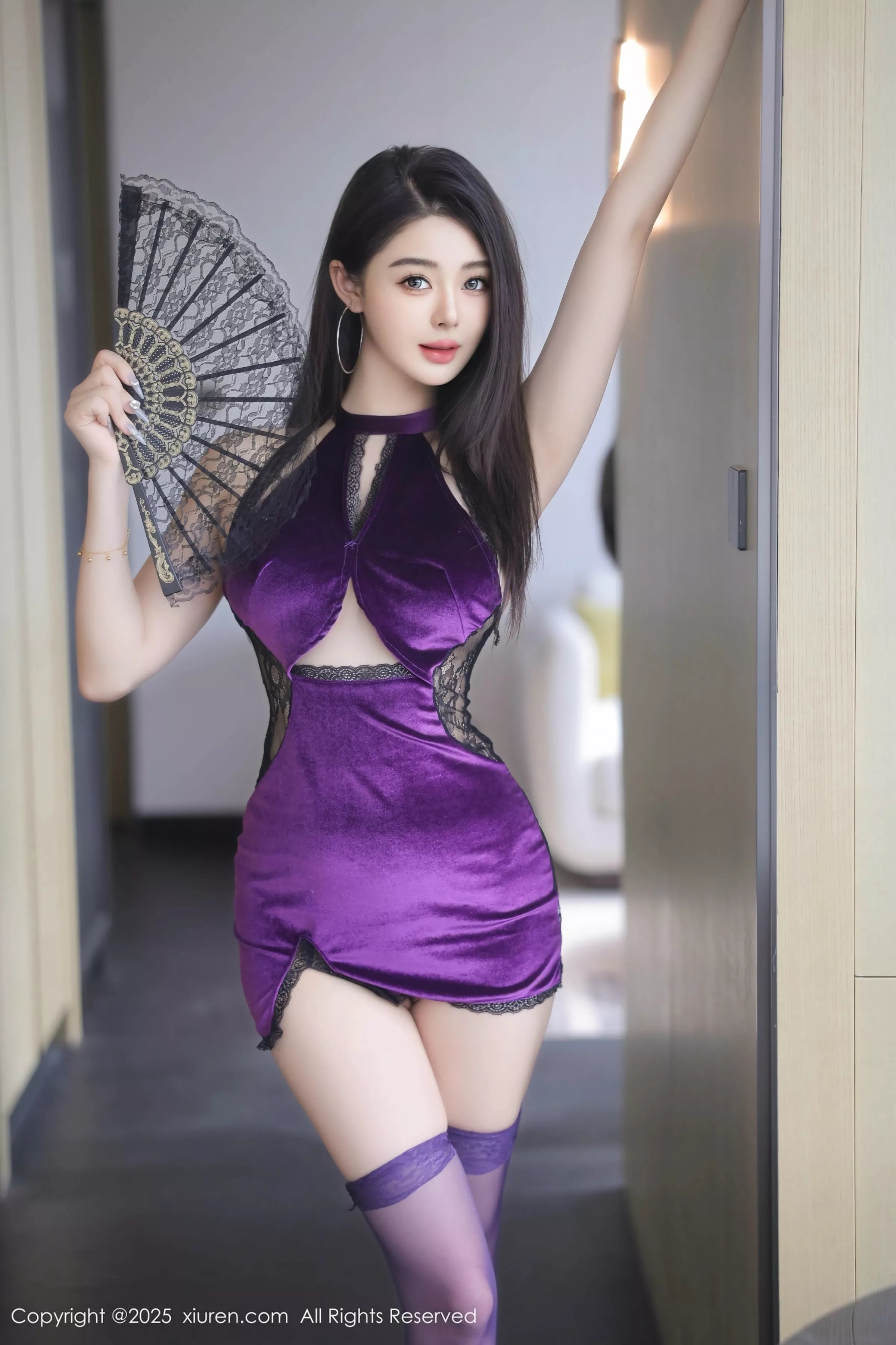 Candy糖糖性感紫色连衣短裙配紫色丝袜秀丰腴身姿绝美写真 第 1 张