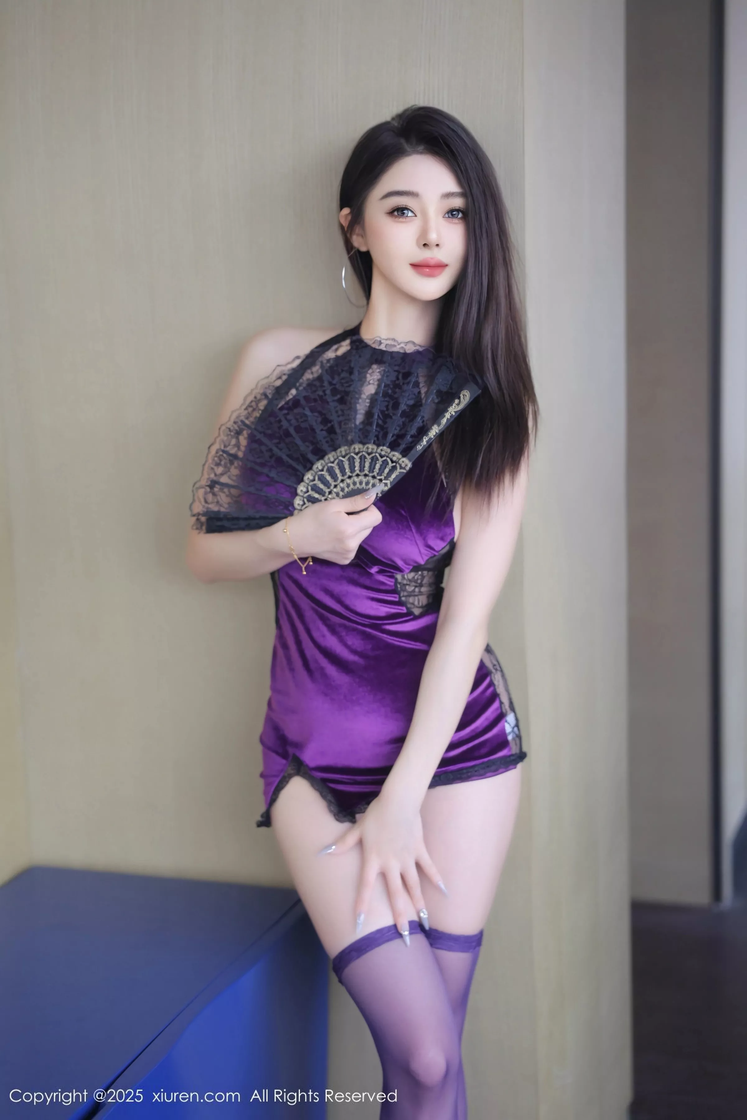 Candy糖糖性感紫色连衣短裙配紫色丝袜秀丰腴身姿绝美写真 第 36 张