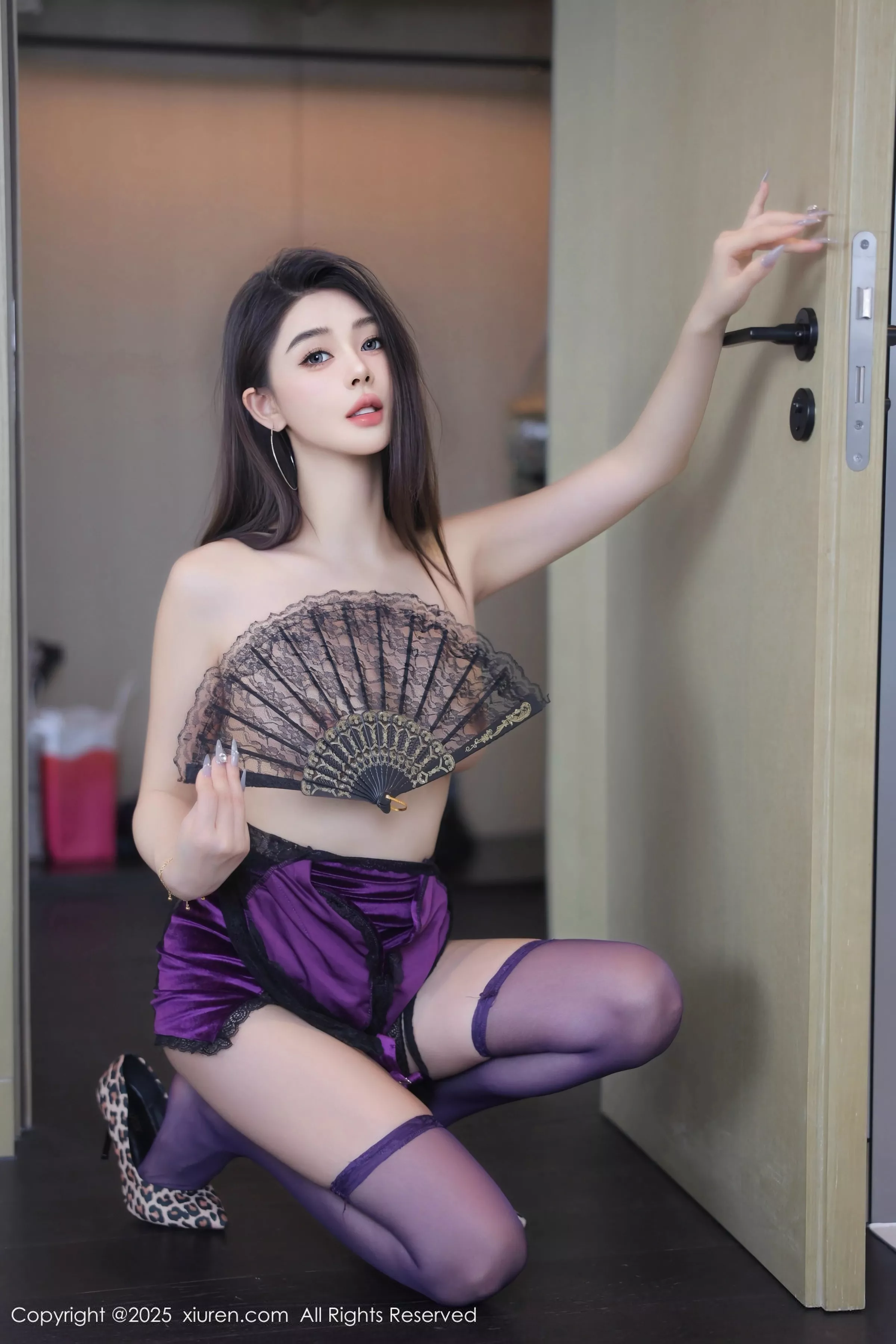 Candy糖糖性感紫色连衣短裙配紫色丝袜秀丰腴身姿绝美写真 第 60 张