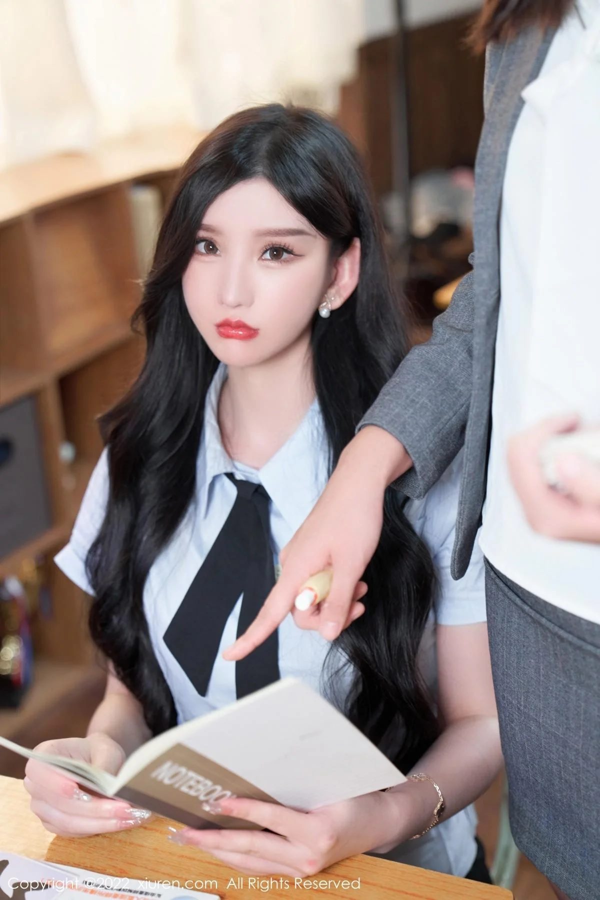 周于希Sally学妹装扮半脱露黑色蕾丝边内衣撩人绝美写真 第 2 张