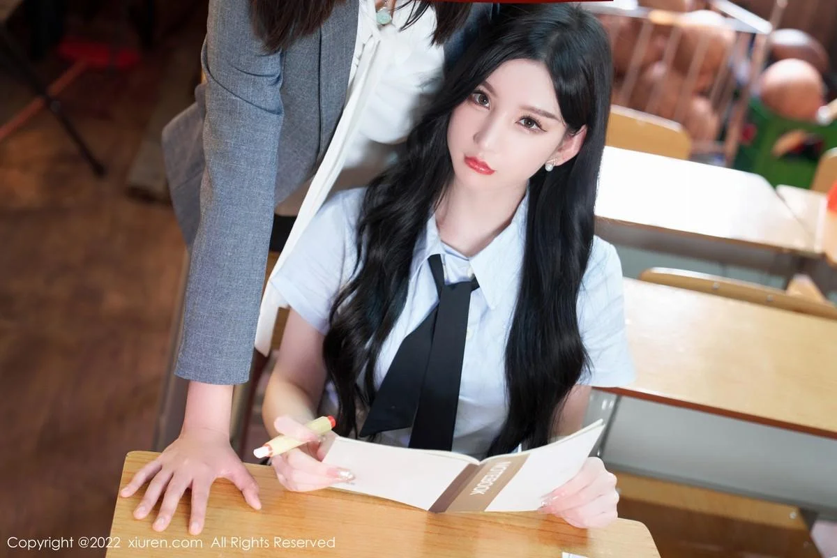 周于希Sally学妹装扮半脱露黑色蕾丝边内衣撩人绝美写真 第 24 张