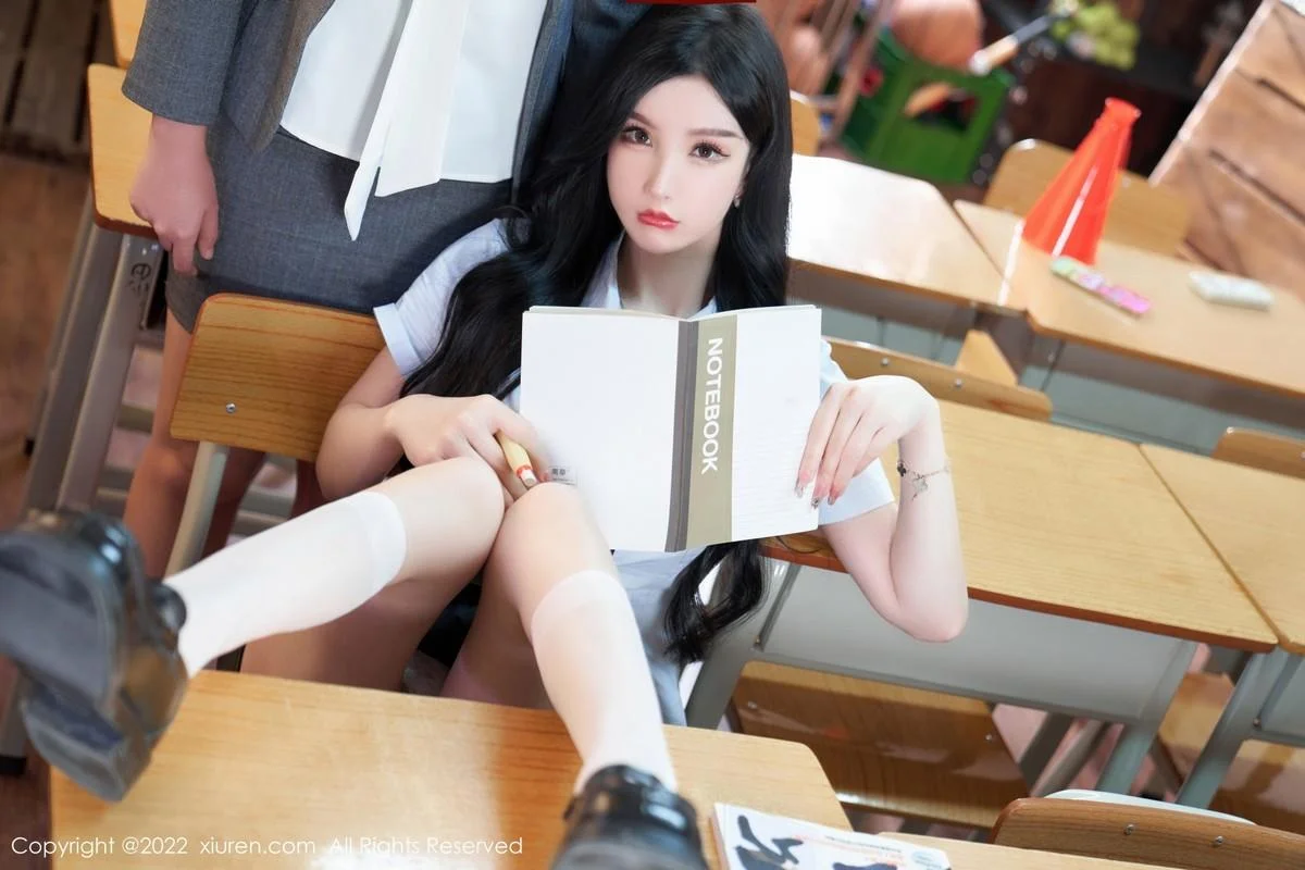 周于希Sally学妹装扮半脱露黑色蕾丝边内衣撩人绝美写真 第 27 张