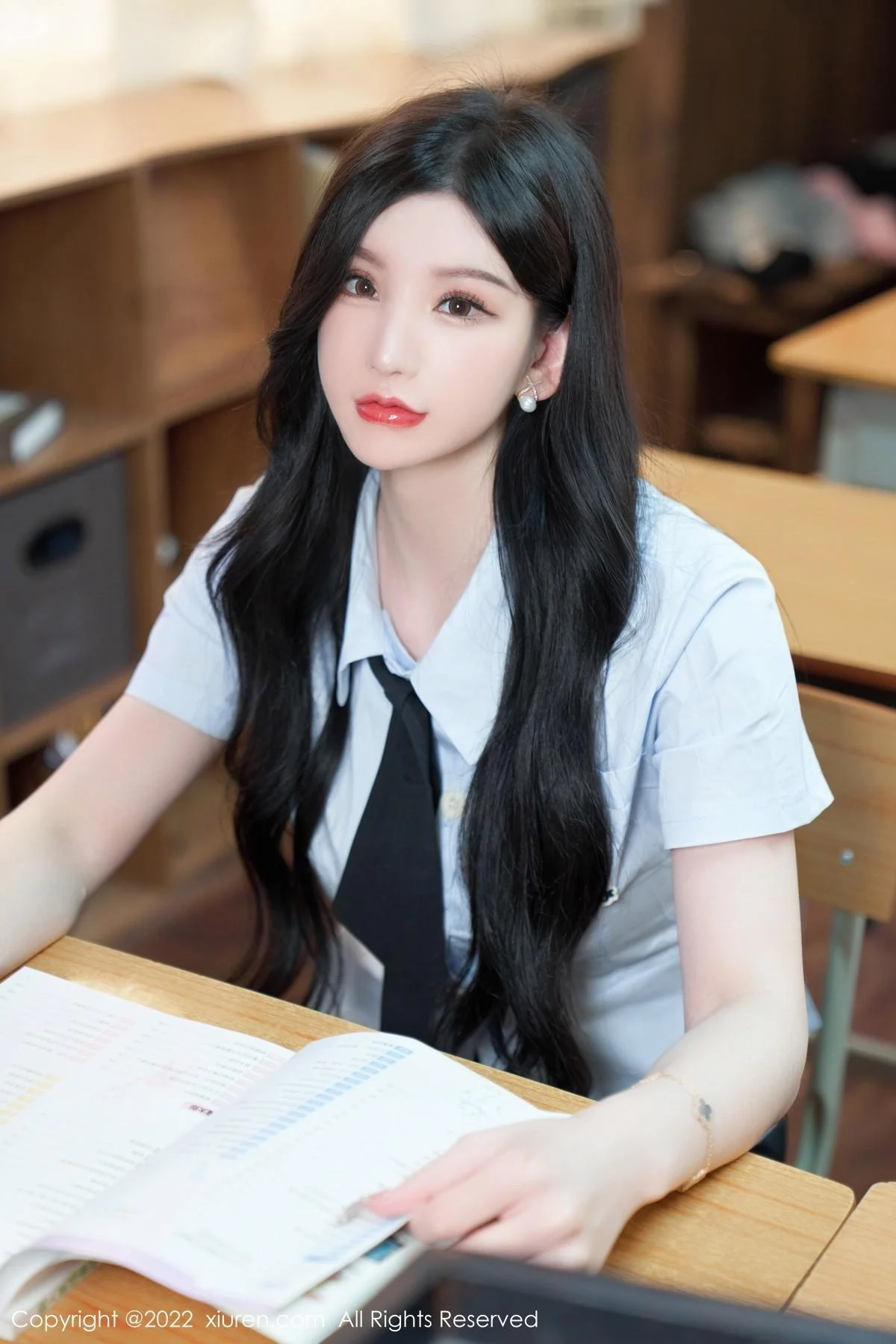 周于希Sally学妹装扮半脱露黑色蕾丝边内衣撩人绝美写真 第 5 张
