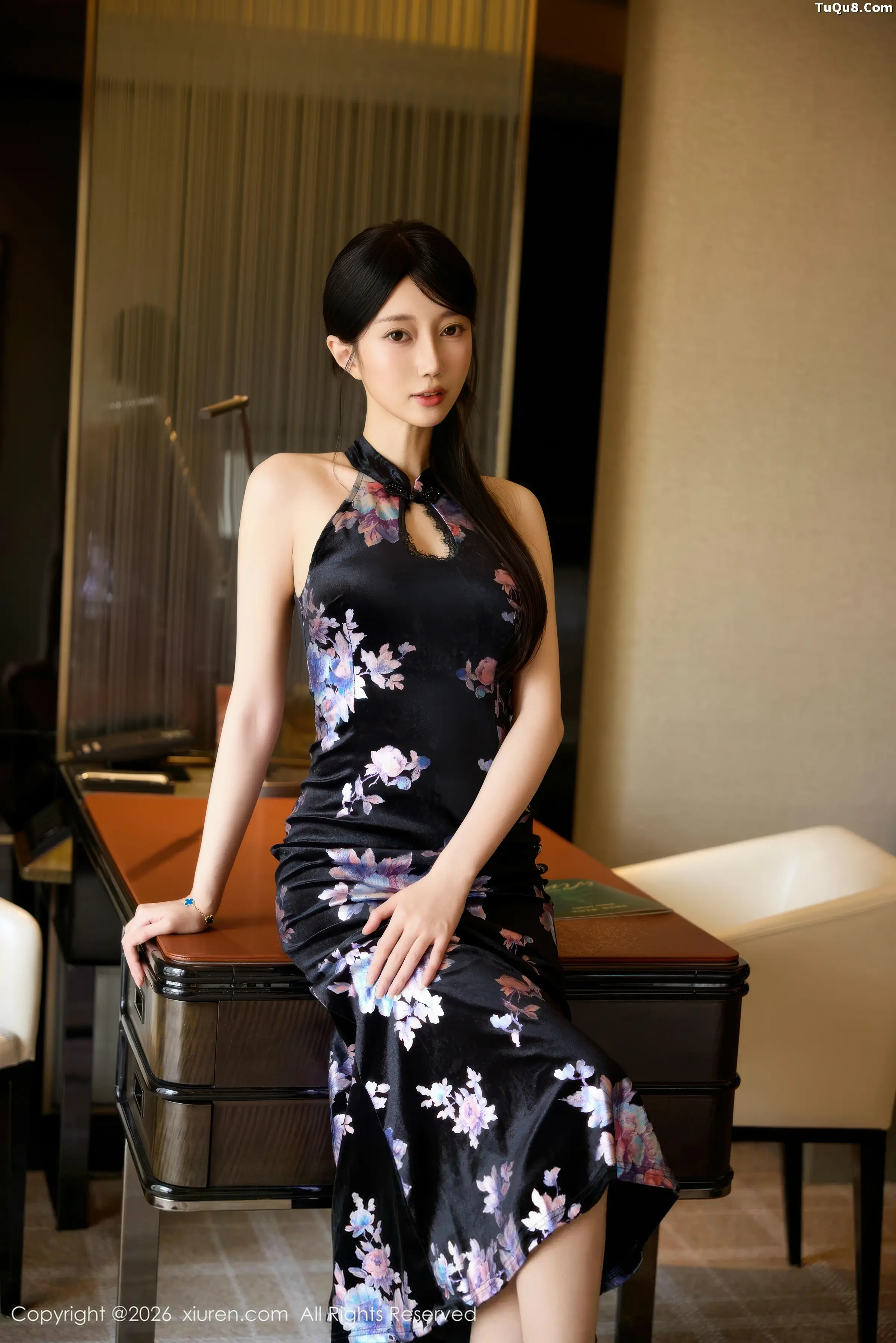 玥儿玥er性感深色旗袍配原色丝袜秀曼妙身姿迷人绝美写真 第 13 张