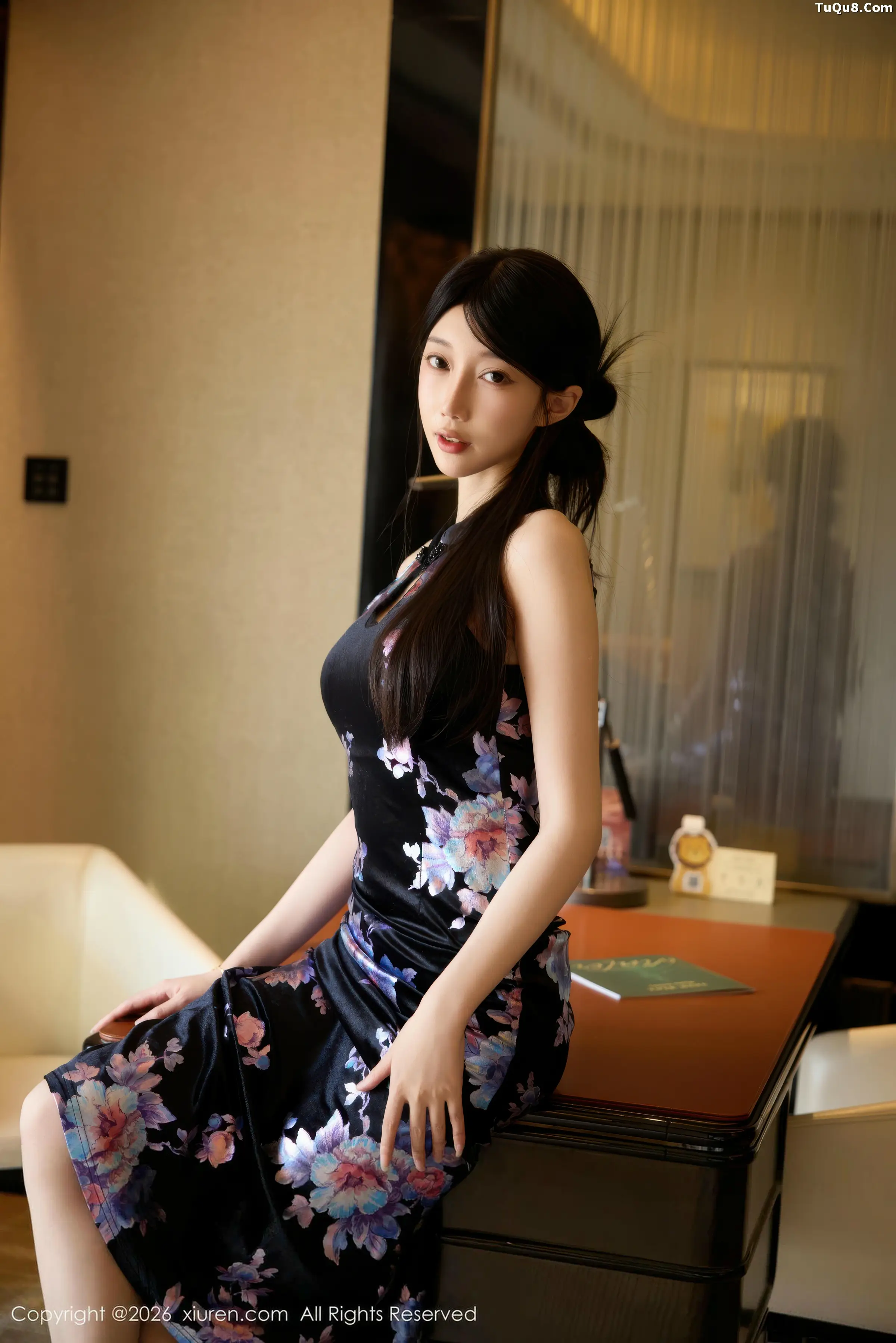 玥儿玥er性感深色旗袍配原色丝袜秀曼妙身姿迷人绝美写真 第 19 张