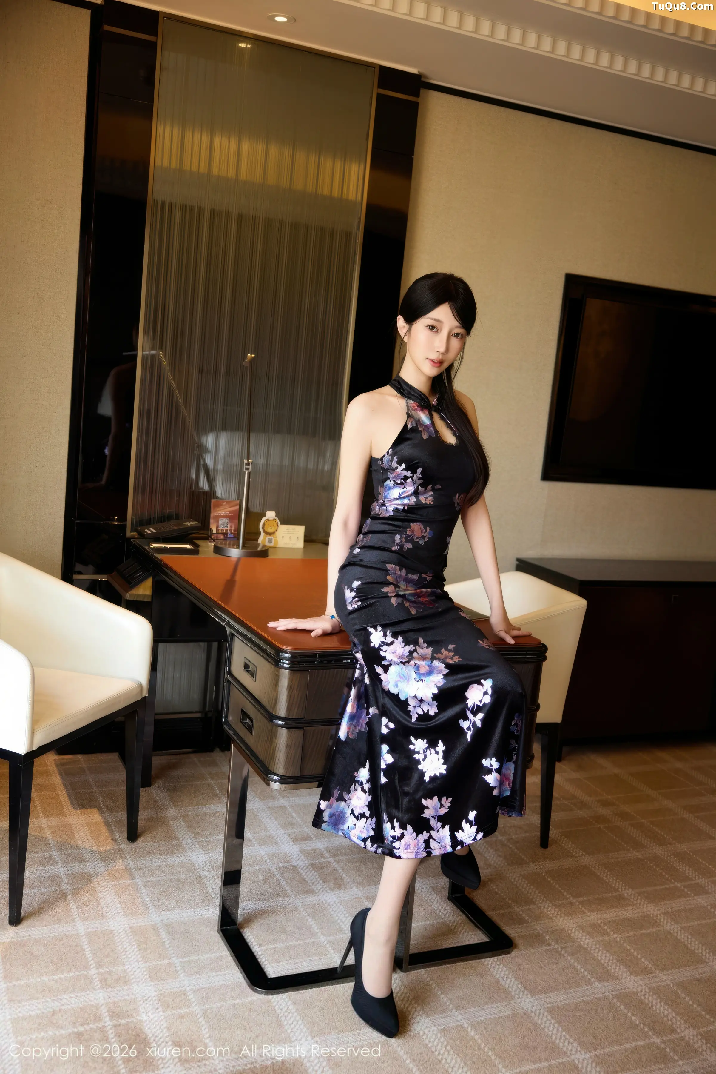 玥儿玥er性感深色旗袍配原色丝袜秀曼妙身姿迷人绝美写真 第 2 张