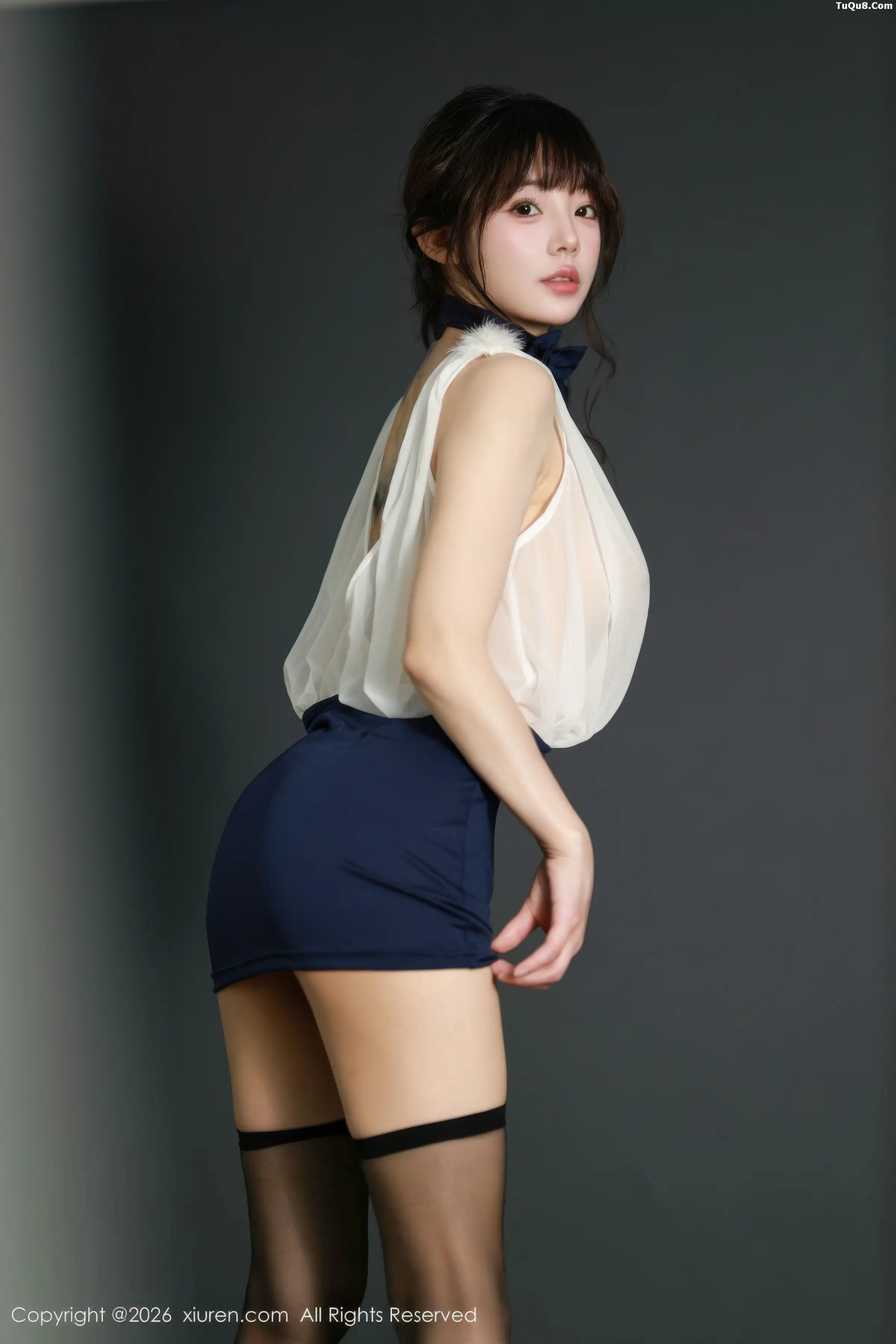 佘贝拉Bella性感薄纱上衣配黑短裙露超薄黑丝迷人绝美写真 第 30 张