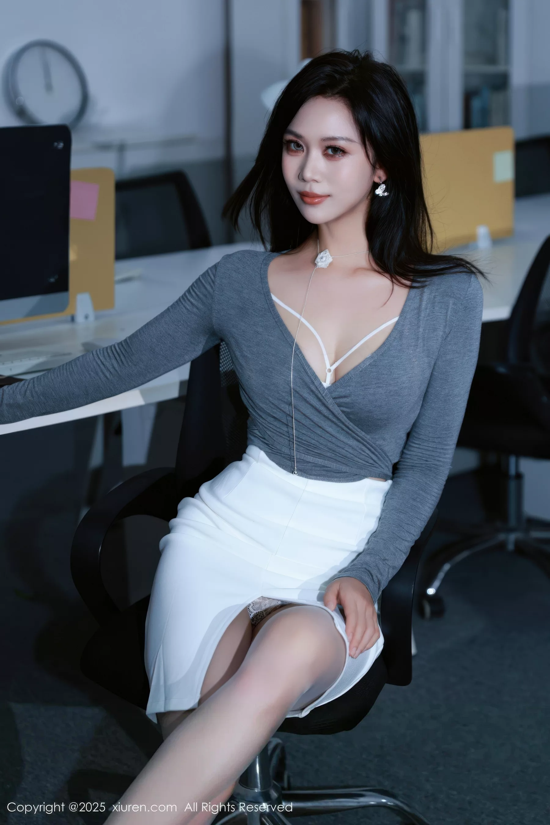 玫瑰我爱你性感白色内衣配开档灰丝秀凹凸身材惹火绝美写真 第 20 张