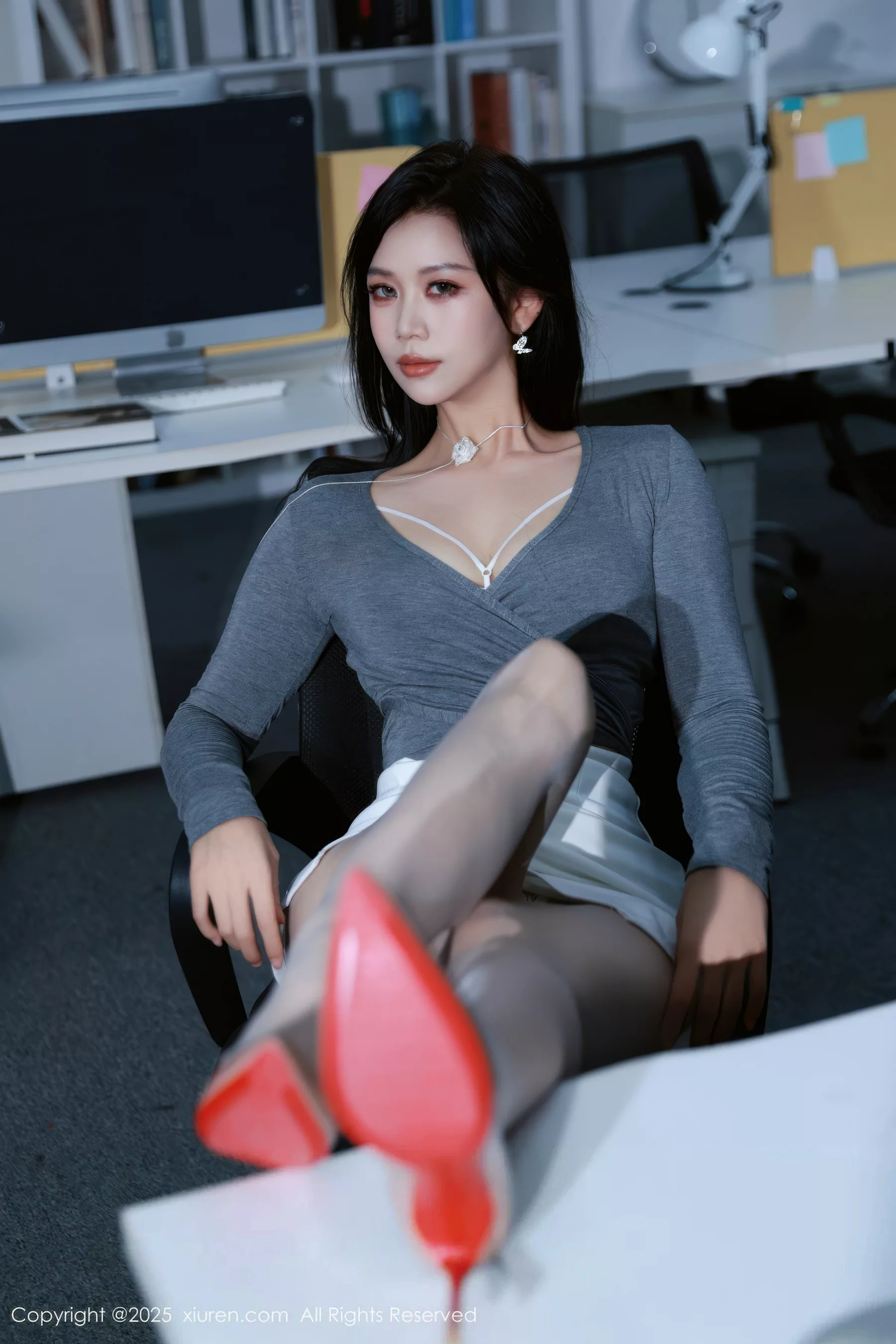 玫瑰我爱你性感白色内衣配开档灰丝秀凹凸身材惹火绝美写真 第 29 张