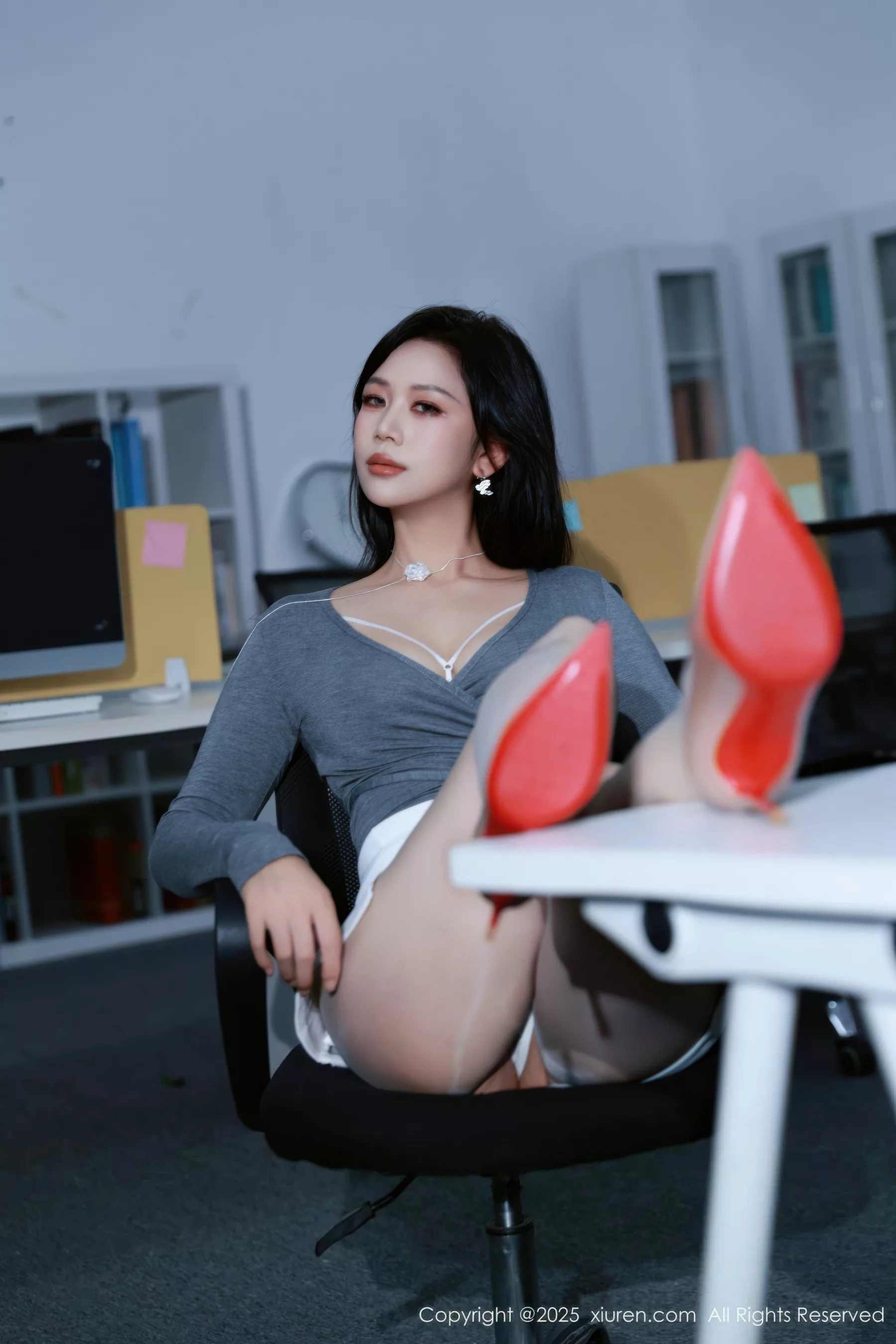 玫瑰我爱你性感白色内衣配开档灰丝秀凹凸身材惹火绝美写真 第 32 张