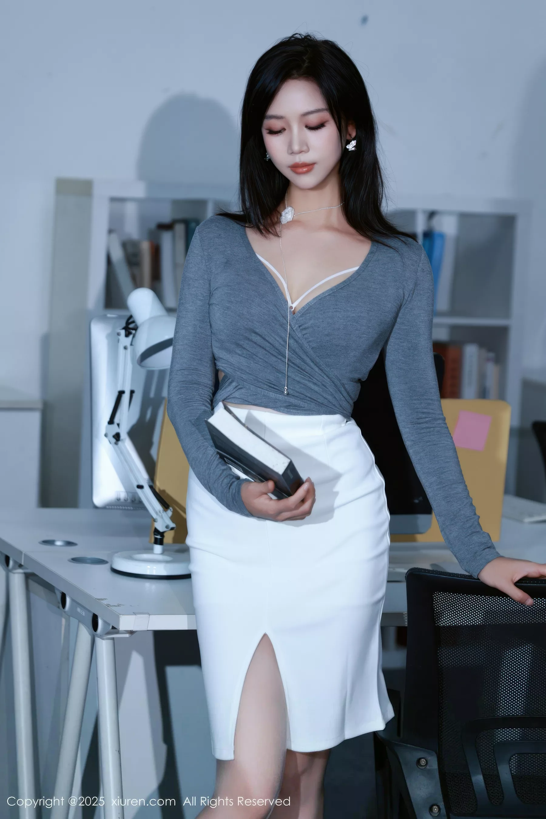 玫瑰我爱你性感白色内衣配开档灰丝秀凹凸身材惹火绝美写真 第 4 张