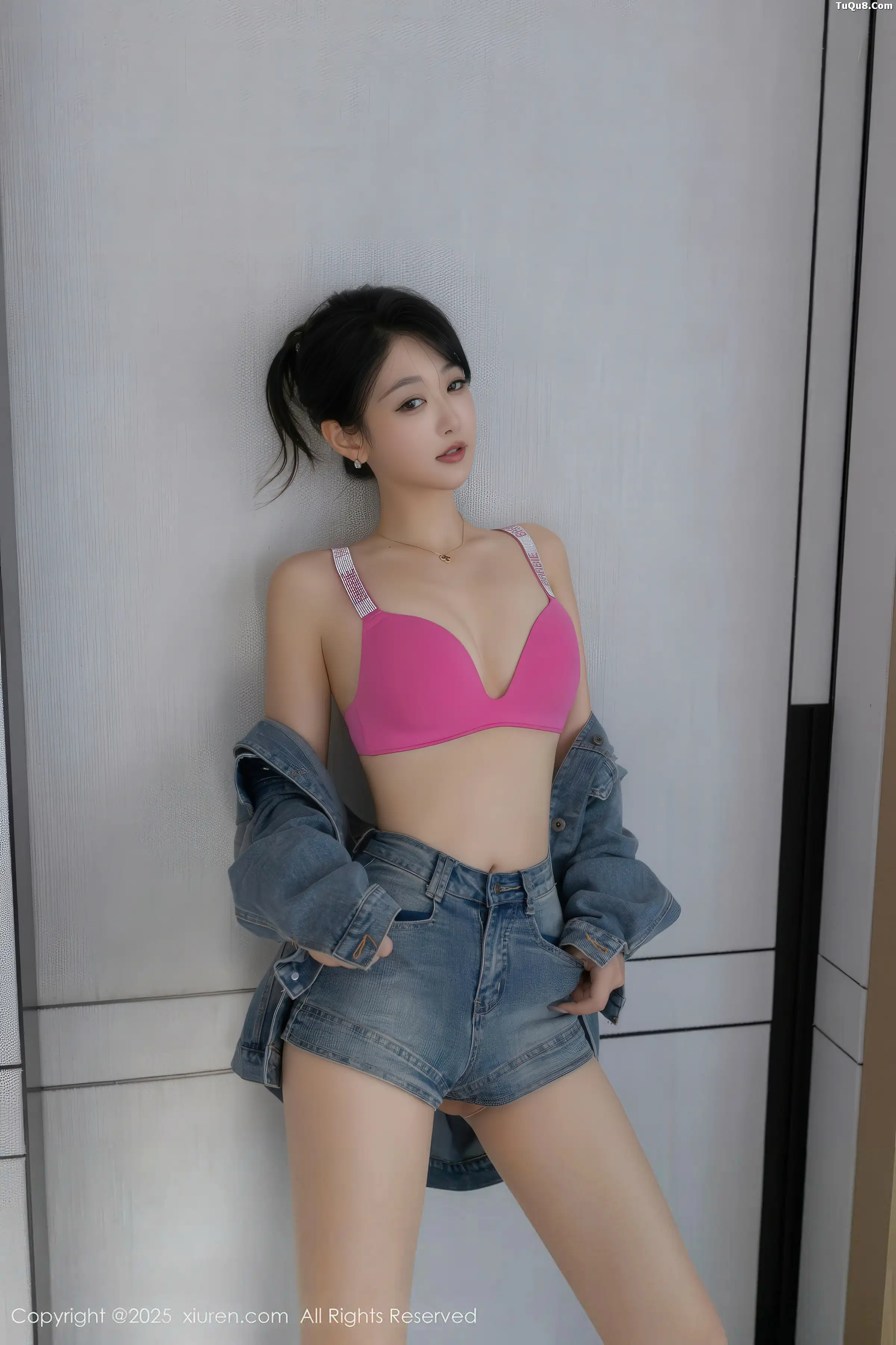 唐安琪性感牛仔套装露粉红内衣配开档黑丝秀翘臀美腿绝美写真 第 30 张