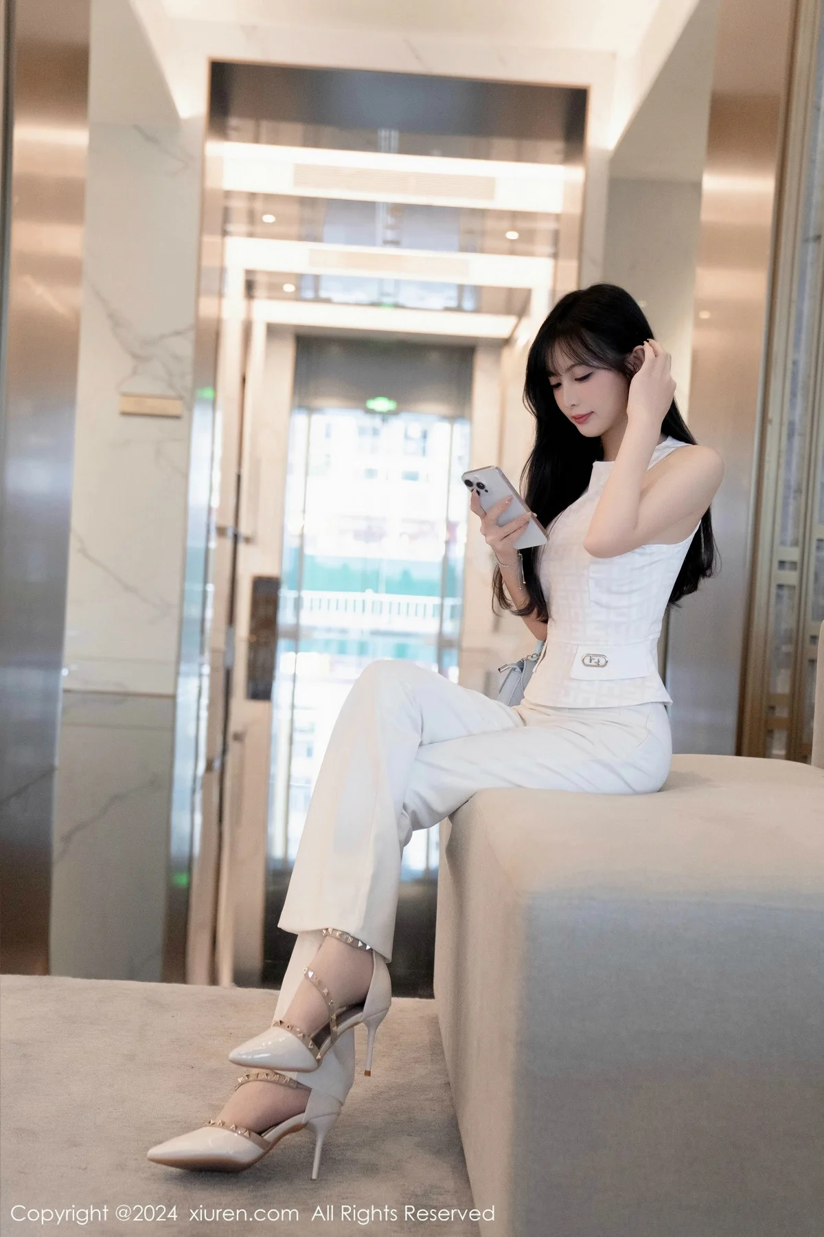 林星阑性感白上衣配简约长裤露白色内衣秀曼妙身姿绝美写真 第 1 张