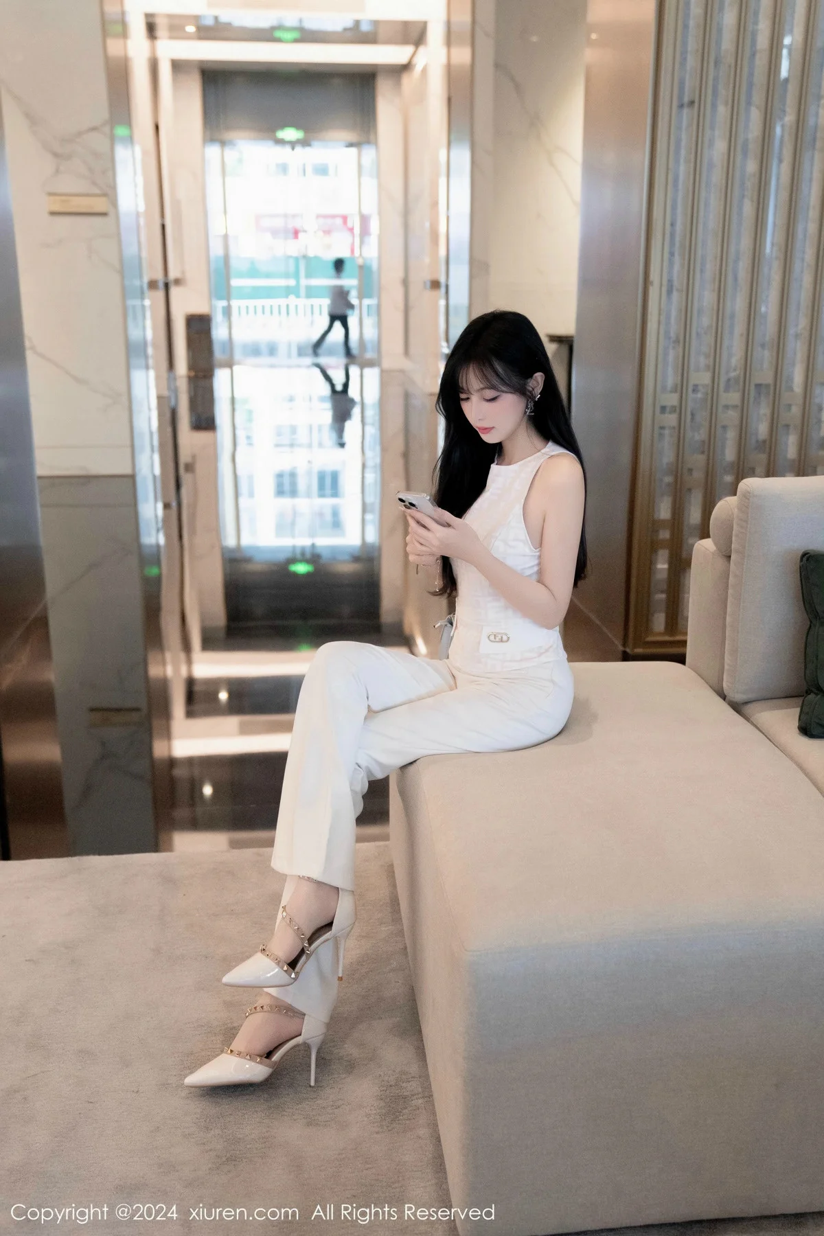 林星阑性感白上衣配简约长裤露白色内衣秀曼妙身姿绝美写真 第 13 张