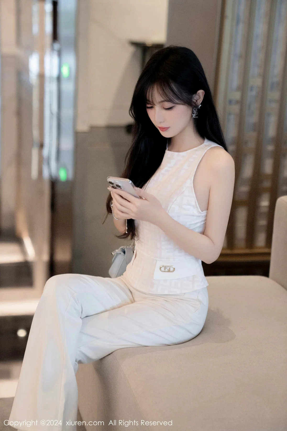 林星阑性感白上衣配简约长裤露白色内衣秀曼妙身姿绝美写真 第 16 张