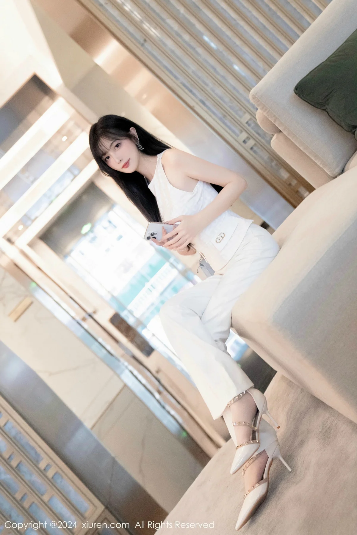 林星阑性感白上衣配简约长裤露白色内衣秀曼妙身姿绝美写真 第 19 张