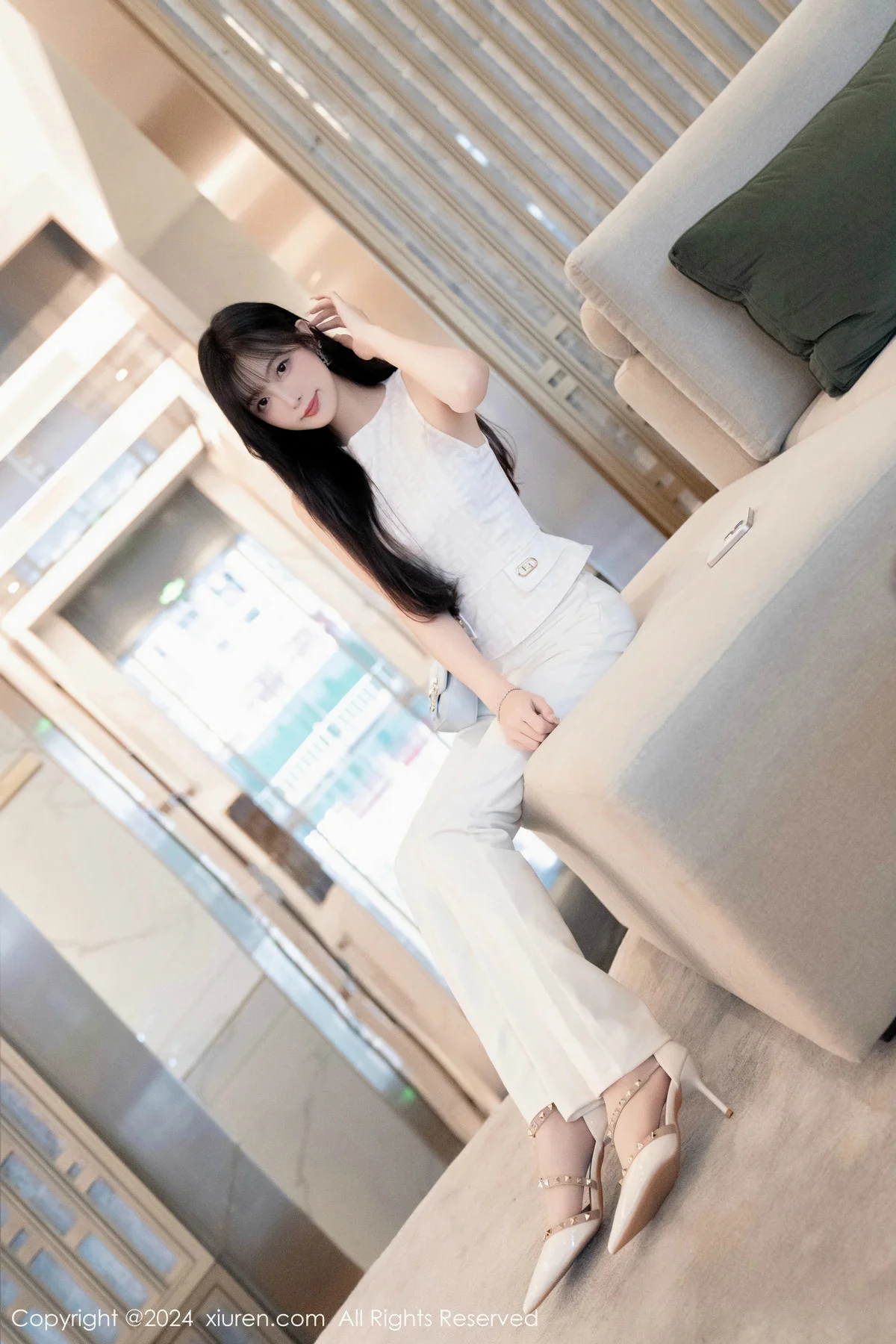 林星阑性感白上衣配简约长裤露白色内衣秀曼妙身姿绝美写真 第 24 张