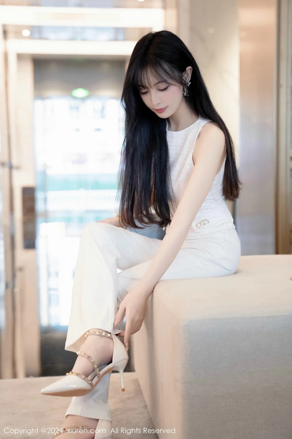 林星阑性感白上衣配简约长裤露白色内衣秀曼妙身姿绝美写真 第 25 张