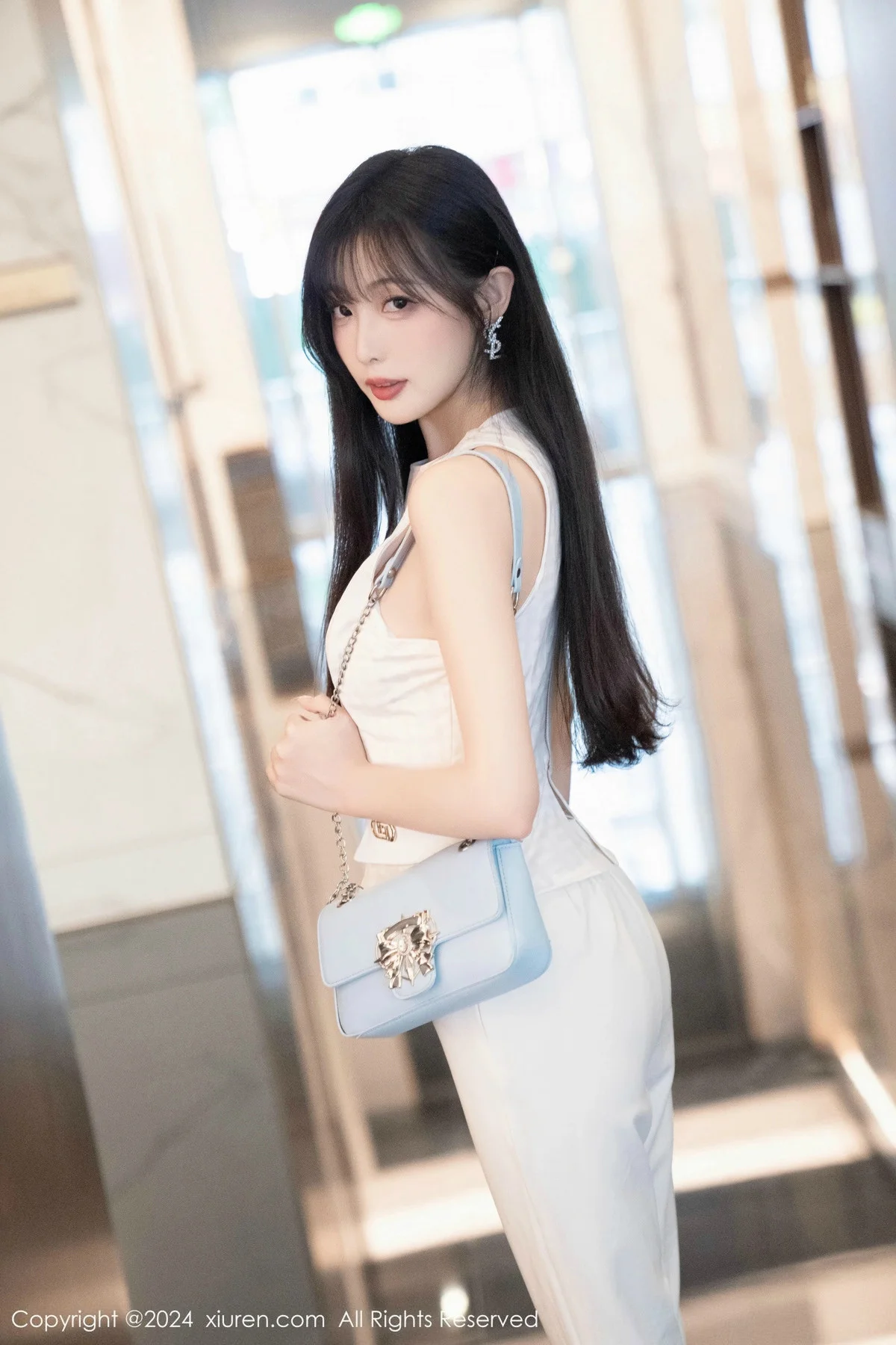 林星阑性感白上衣配简约长裤露白色内衣秀曼妙身姿绝美写真 第 3 张