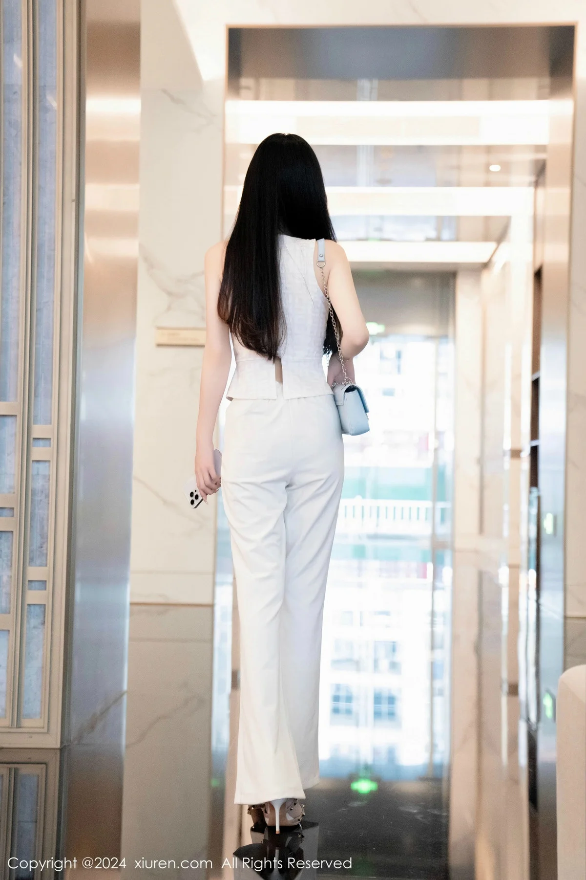林星阑性感白上衣配简约长裤露白色内衣秀曼妙身姿绝美写真 第 31 张
