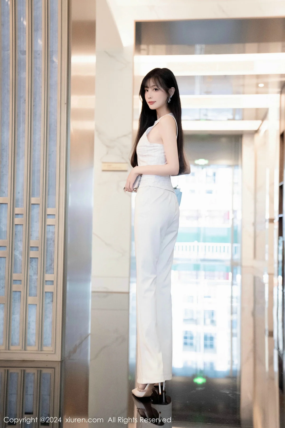 林星阑性感白上衣配简约长裤露白色内衣秀曼妙身姿绝美写真 第 34 张