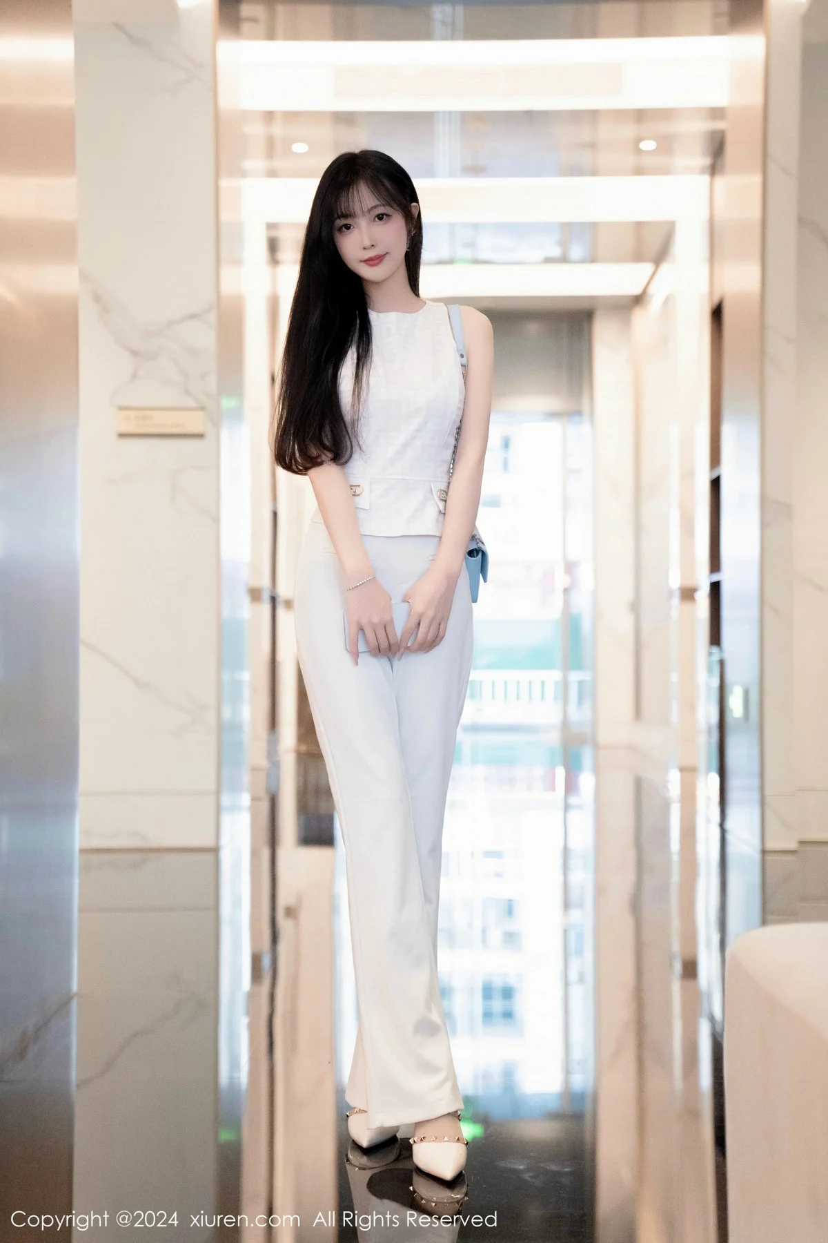 林星阑性感白上衣配简约长裤露白色内衣秀曼妙身姿绝美写真 第 35 张
